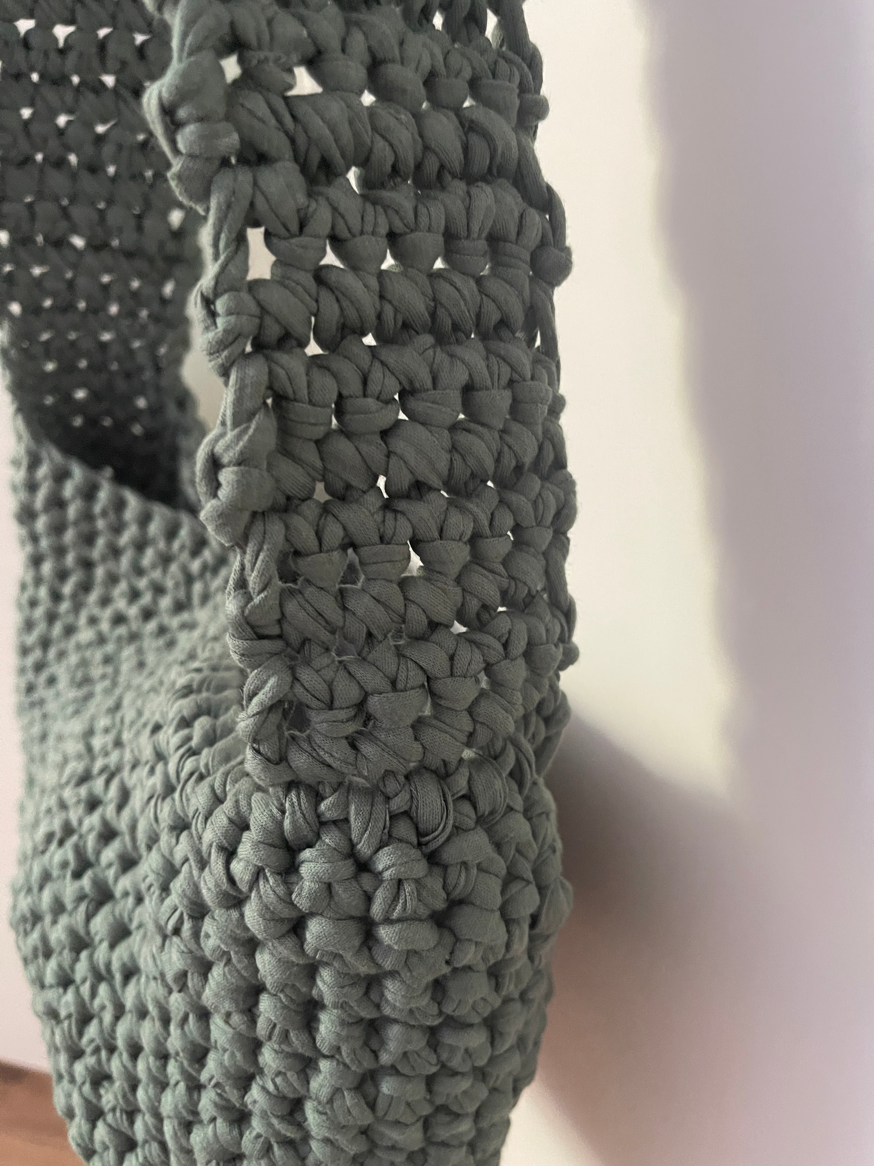 Handgefertigte gehäkelte Handtasche in Dunkelgrün – modernes, minimalistisches Design für Alltag und Freizeit