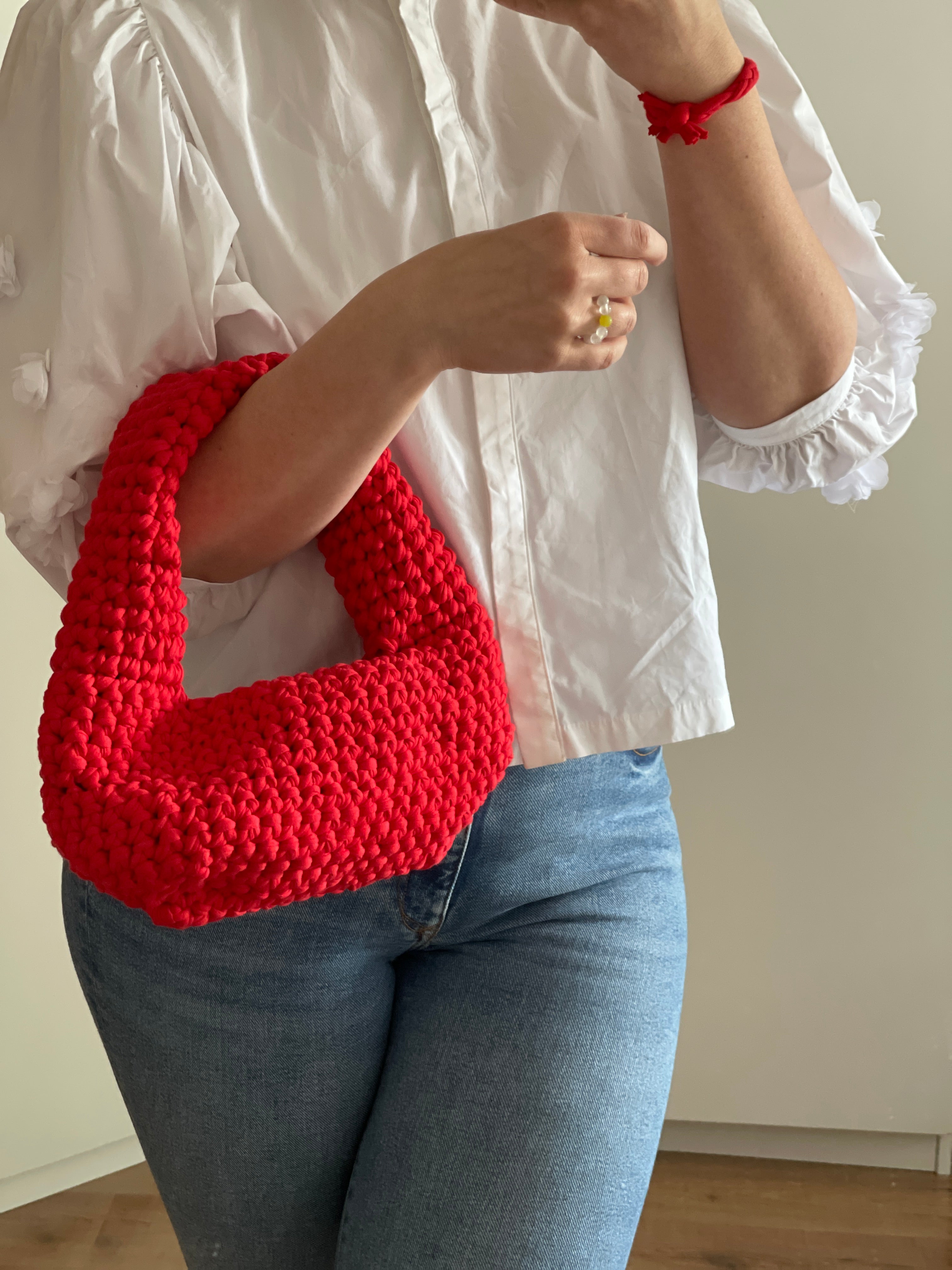 Haekeltasche rot als perfekte Sommertasche Egg Bag von Kathis shoes