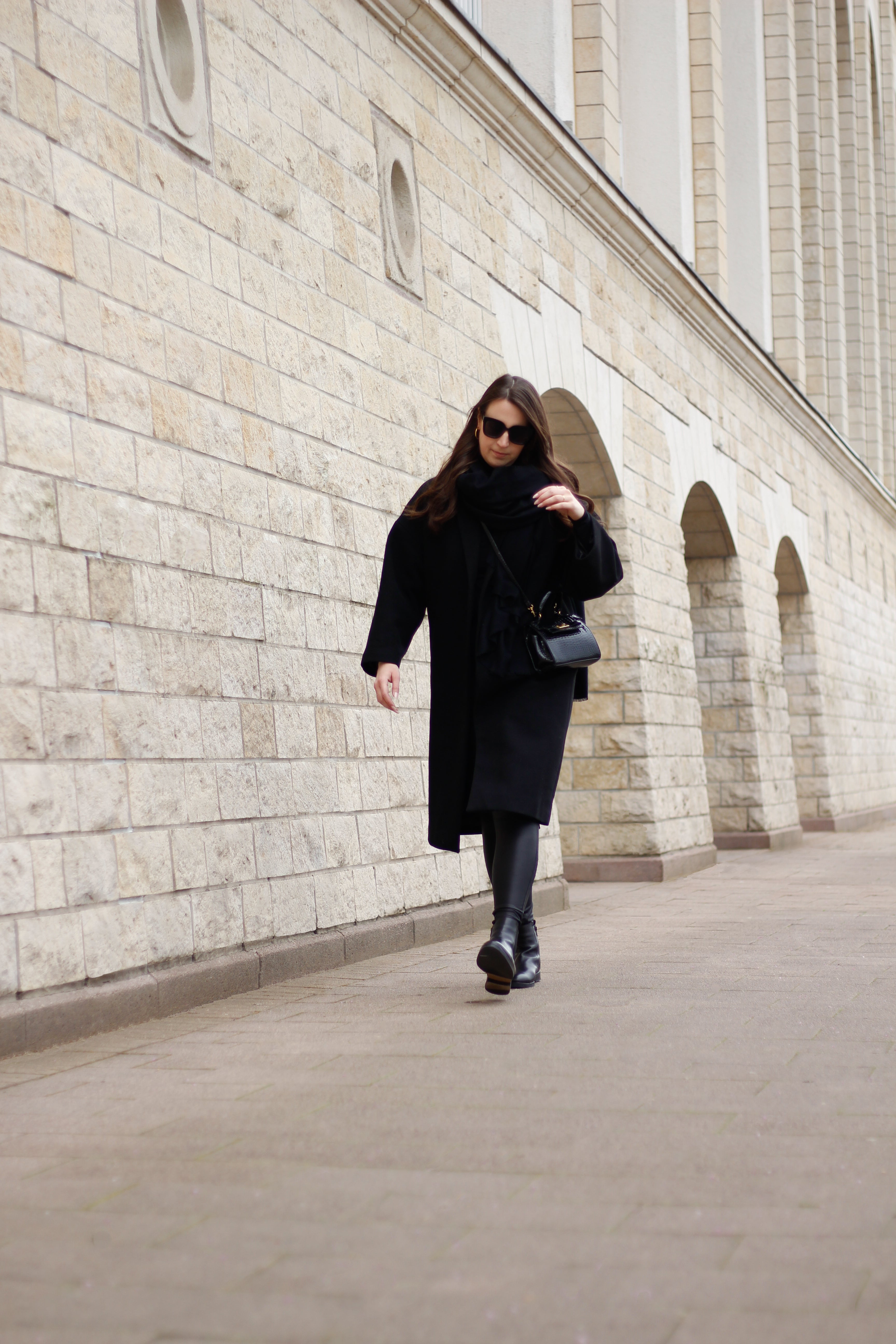 K1101 No.01 Chelsea Boots Outfitinspiration große Frauen Wollmantel und Chelsea Boots