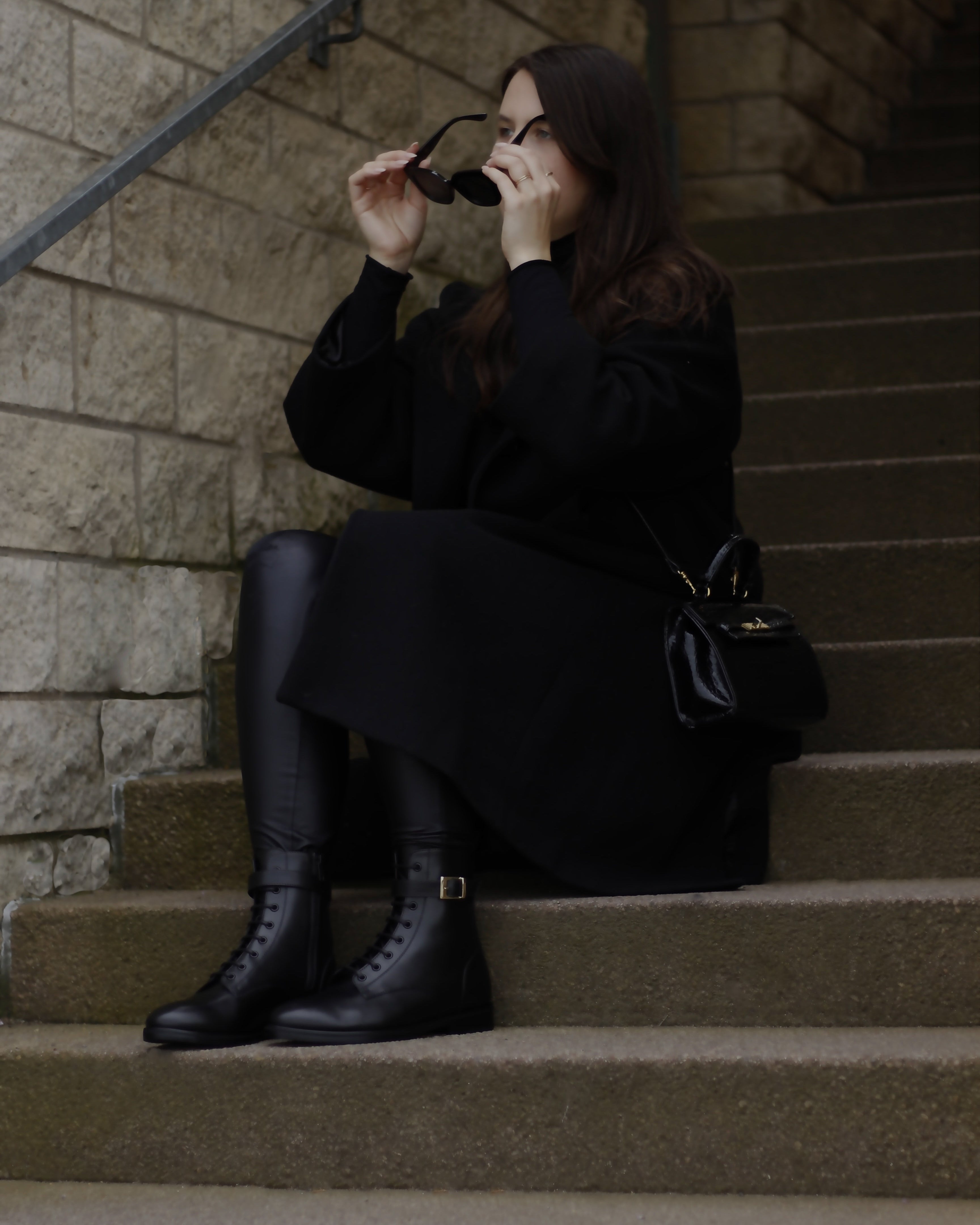 Stiefeletten in großen Größen modisch gestyled und das Model sitzt auf einer Treppe