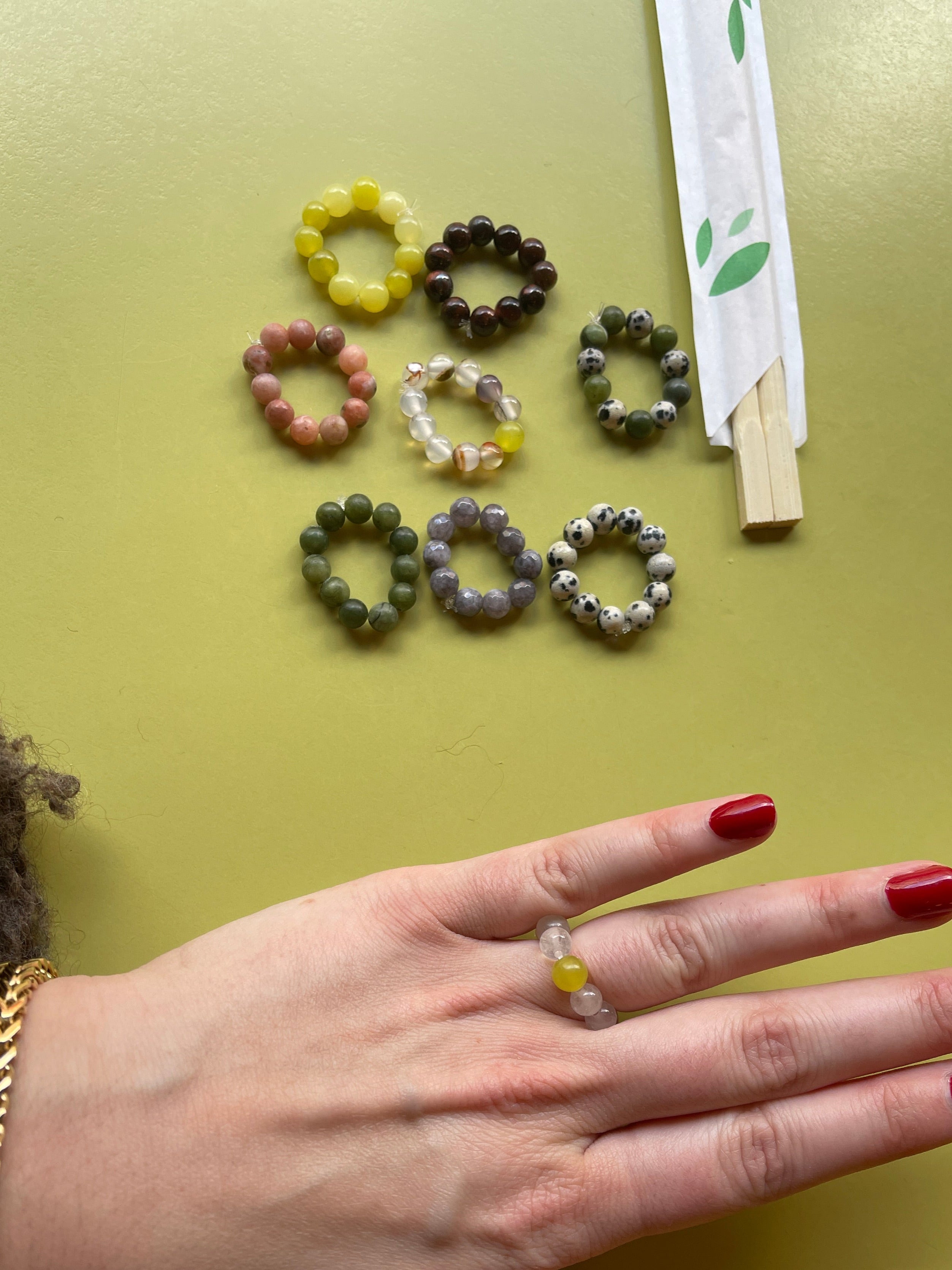 Perlenring aus Jade und Mondstein I Edelstein Ring handgemachter Schmuck  I Modeschmuck I Valentingstag Geschenk Frau I Natürliche KristalleI Naturstein Ring rosa energetischer Chakraring