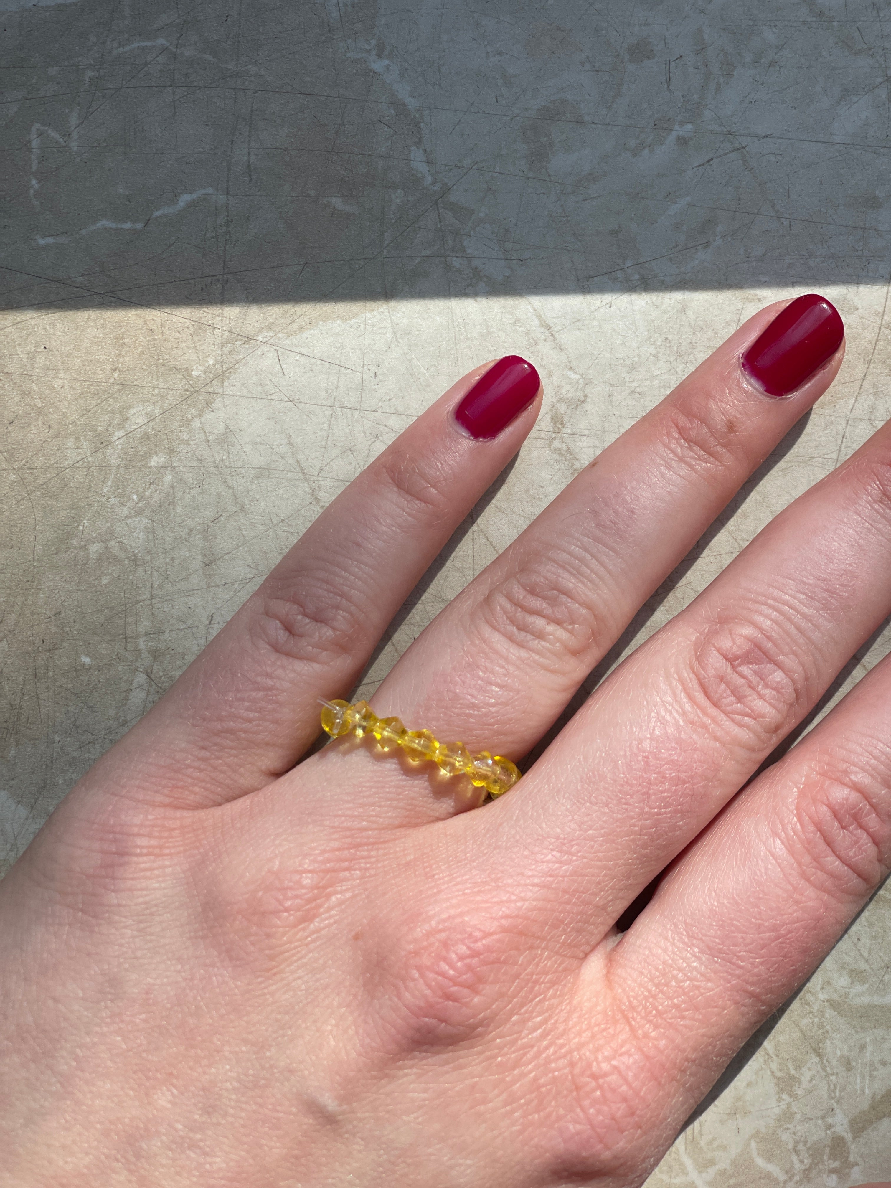 Elastischer Perlenring gelb voon Atelier Kathis Mainz