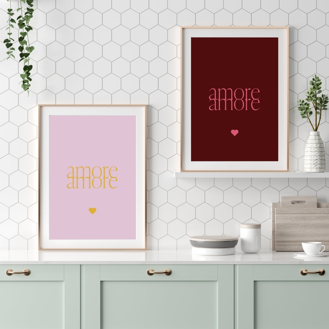 Doppelseitiges Poster Amore Amore im XXL-Format A2 mit typografischem Design – Vorderseite in Rot mit pinker Schrift und Rückseite in rosa mit gelber Schrift, perfekte Wanddeko für Wohnzimmer oder Schlafzimmer.