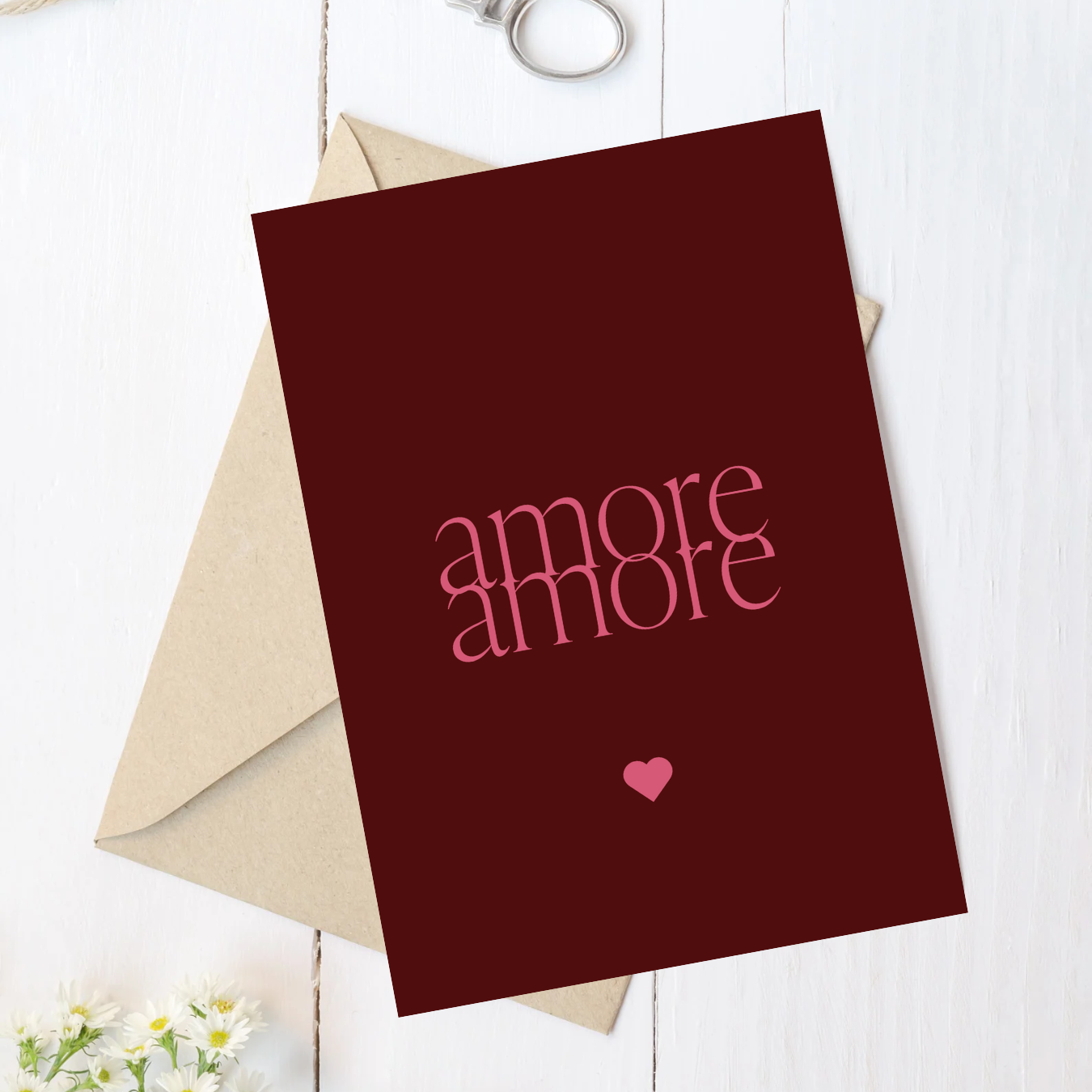 Stilvolle "Amore Amore"-Karte mit pinkem Text, arrangiert auf rosafarbenem Hintergrund, umgeben von gelben Zitronen, passend für elegante Designs.