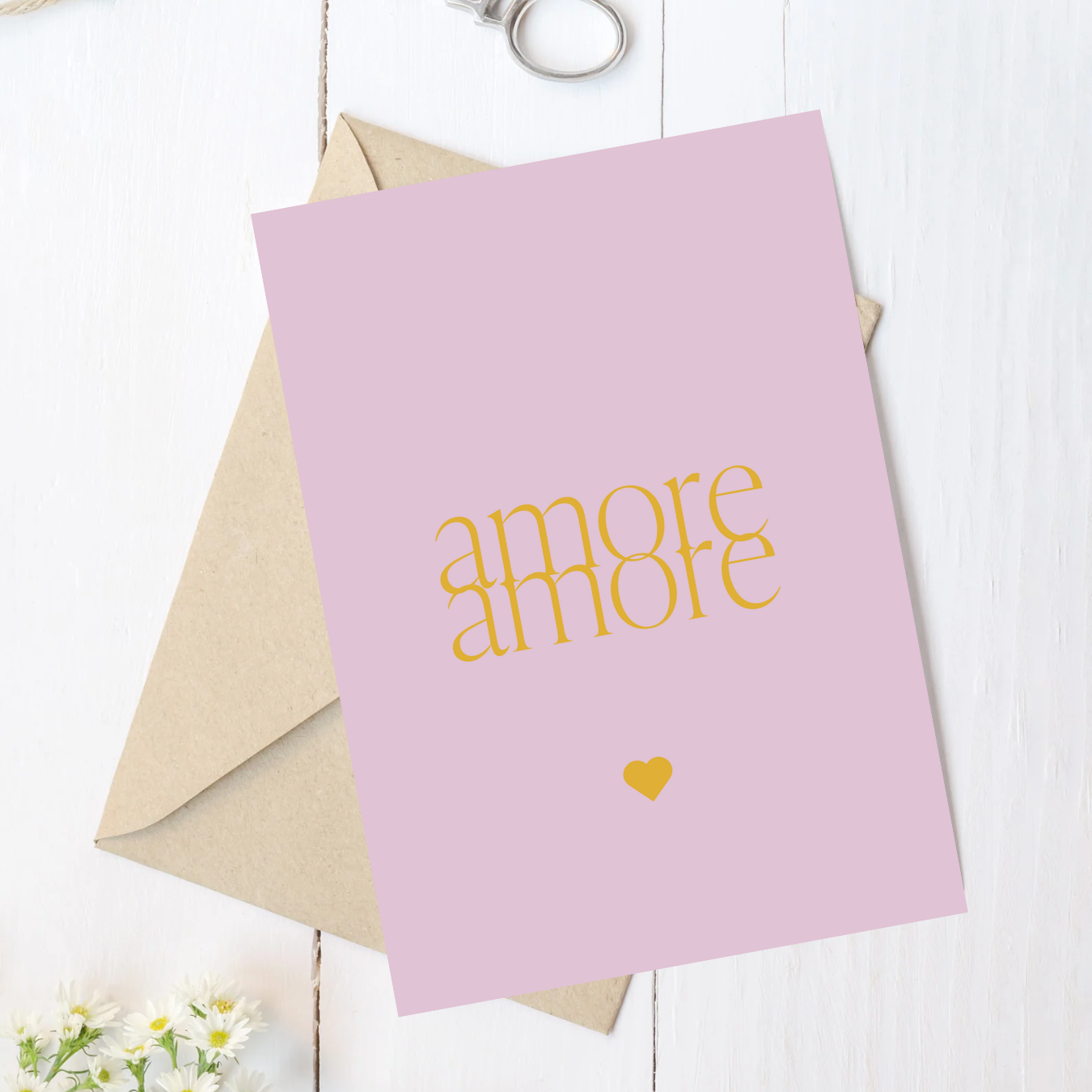 Stilvolle "Amore Amore" Postkarte mit gelbem Text, arrangiert auf rosafarbenem Hintergrund, umgeben von gelben Zitronen, passend für elegante Designs. bei kathis papeterie