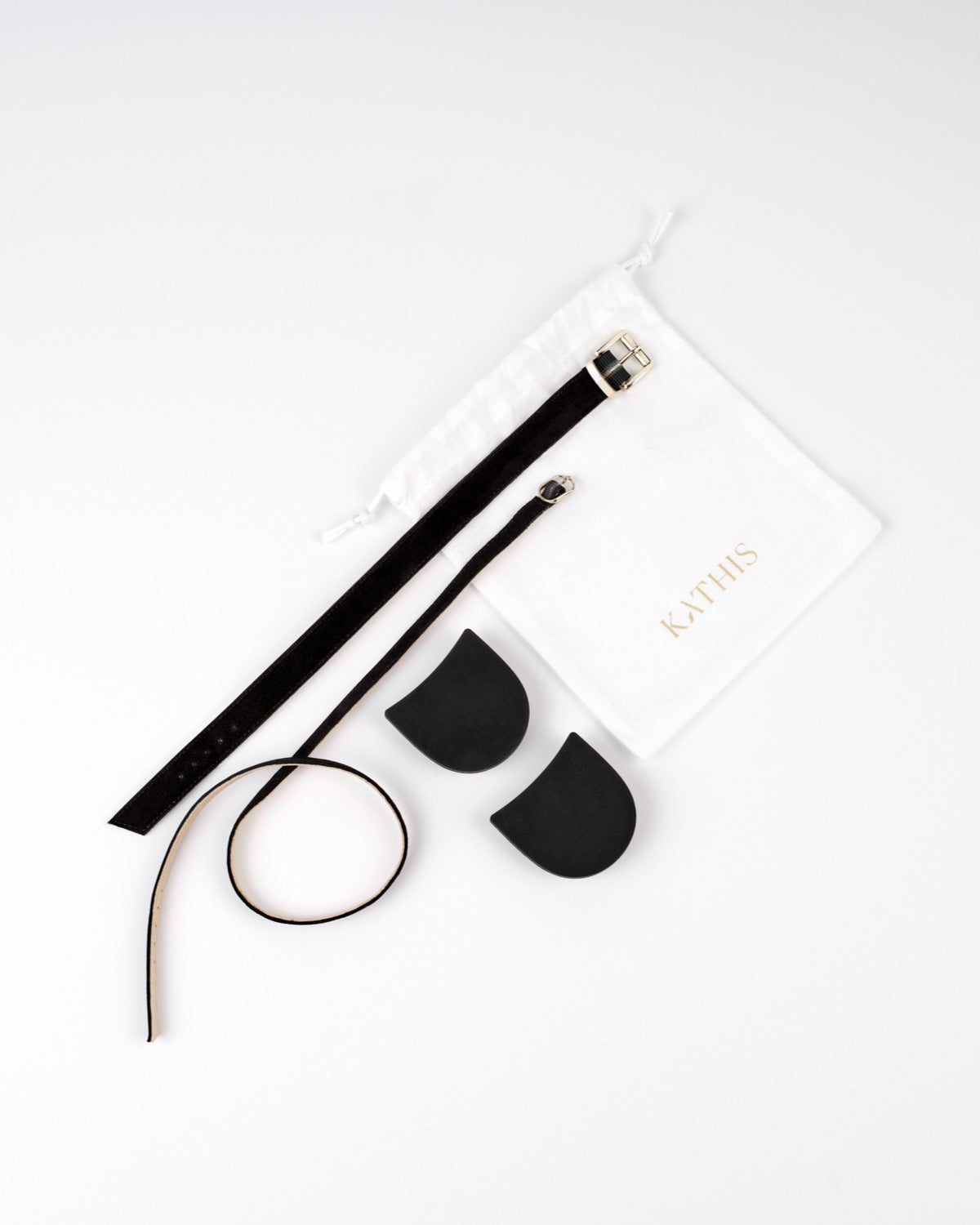 Detailaufnahme der No.04 Sandalette schwarz mit Logo