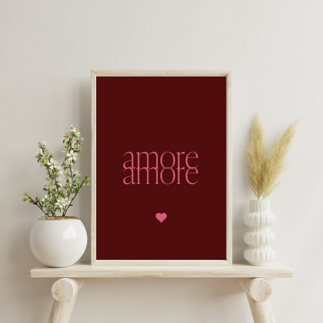 Nahaufnahme des Amore Amore Posters im Format A2 – Vorderseite mit rotem Hintergrund und pinker Schrift für eine moderne, stilvolle Wanddekoration.