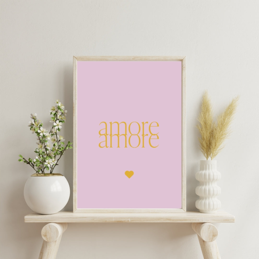 Nahaufnahme des Amore Amore Posters im Format A2 – Vorderseite mit rosa Hintergrund und gelber Schrift für eine moderne, stilvolle Wanddekoration.