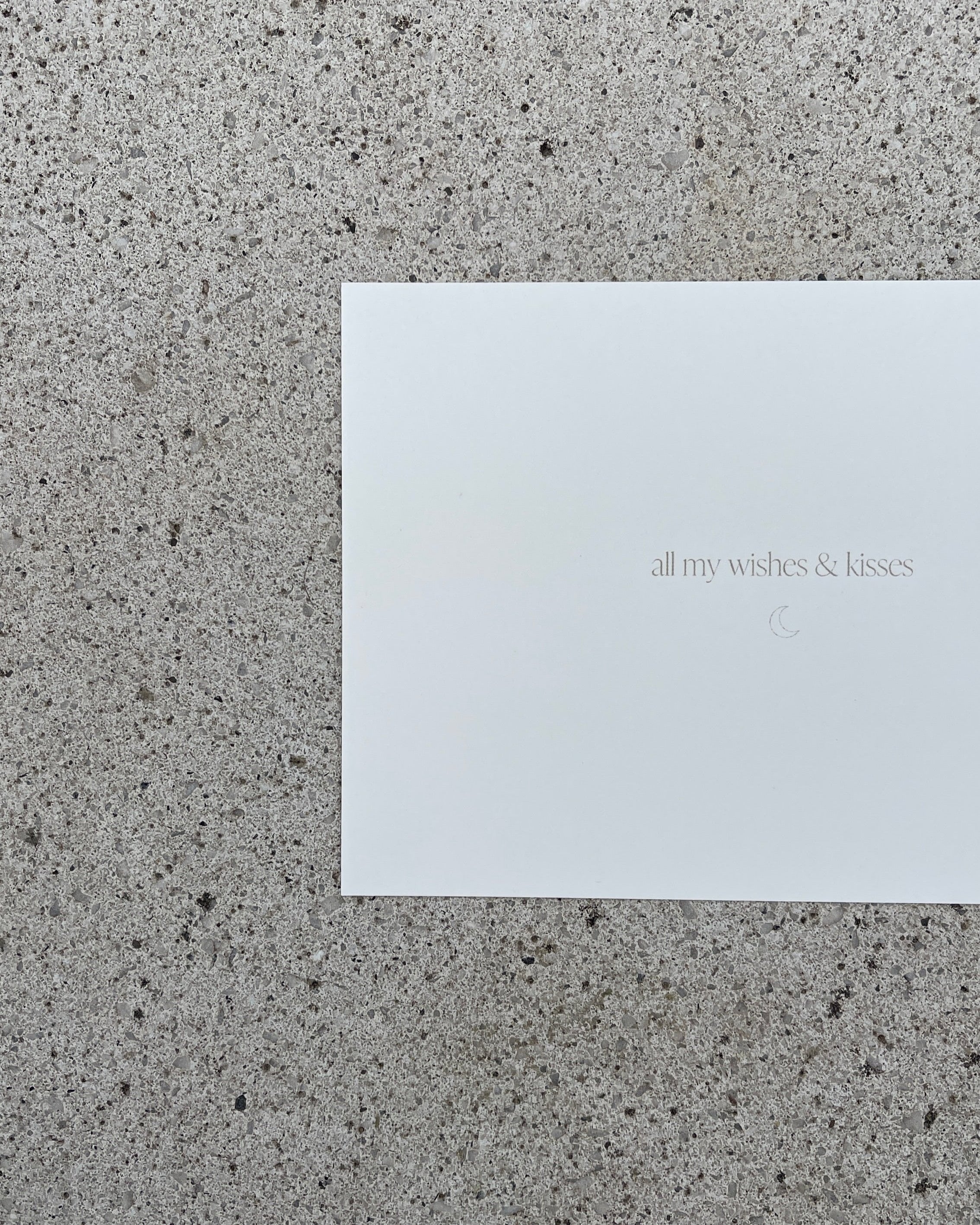 "Postkarte 'All My Wishes and Kisses' mit handgeschriebenem Design auf hochwertigem Papier, ideal als liebevolle Grußkarte für besondere Momente.