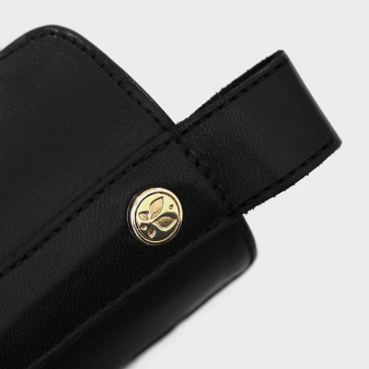 Detailaufnahme des Chelsea Boot No.01 mit Logo von Kathis Shoes