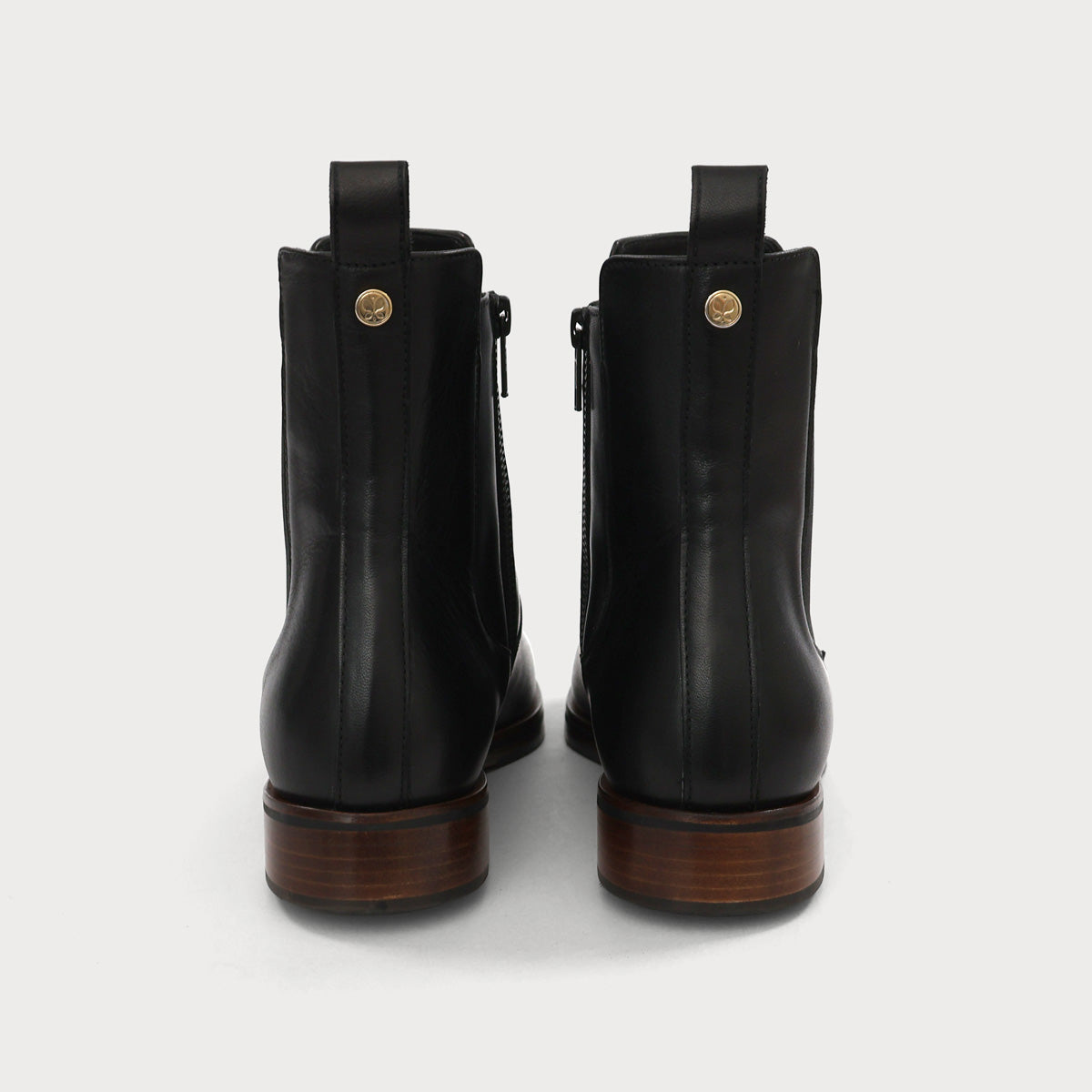 Rückansicht des Chelsea Boot No.01 mit brauner Sohle