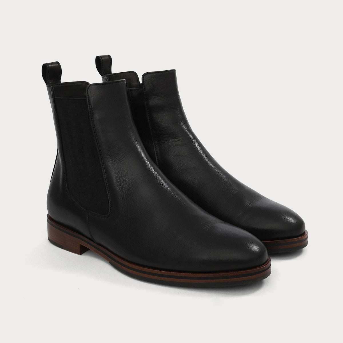 Schrägansicht des No.01 Chelsea Boot mit brauner Sohle