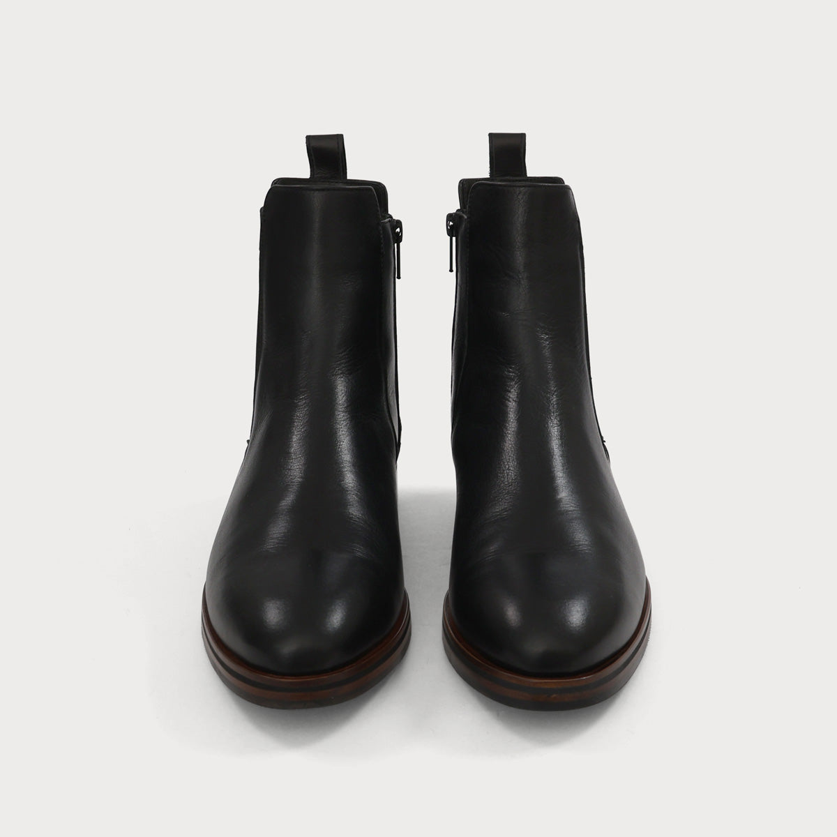 Vorderansicht des No.01 Chelsea Boot mit brauner Sohle