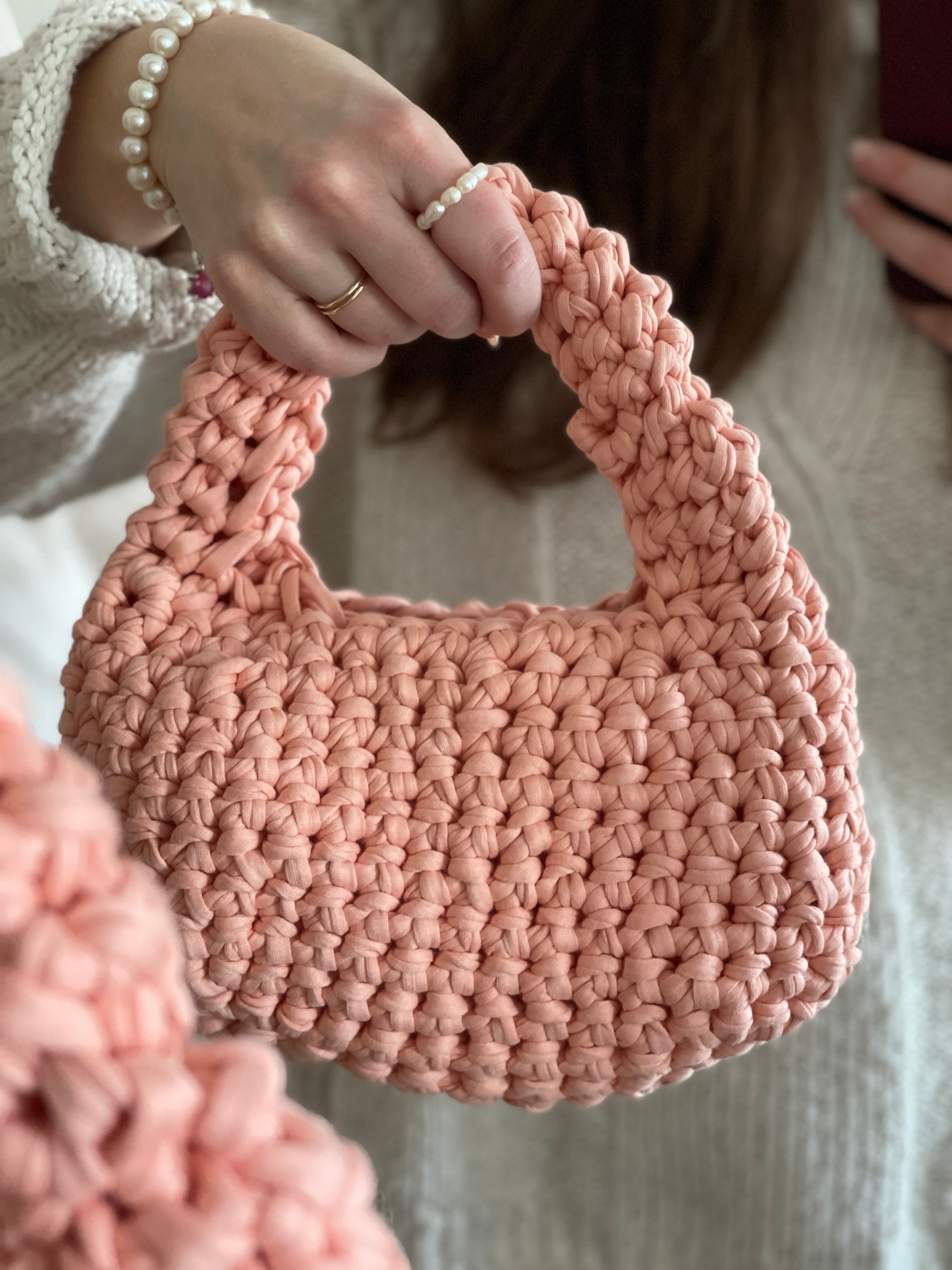 Luxuriöse Häkel Schultertasche im Chunkybag-Stil – handgefertigt mit liebevollen Details für einen einzigartigen Boho-Look Bottega Veneta