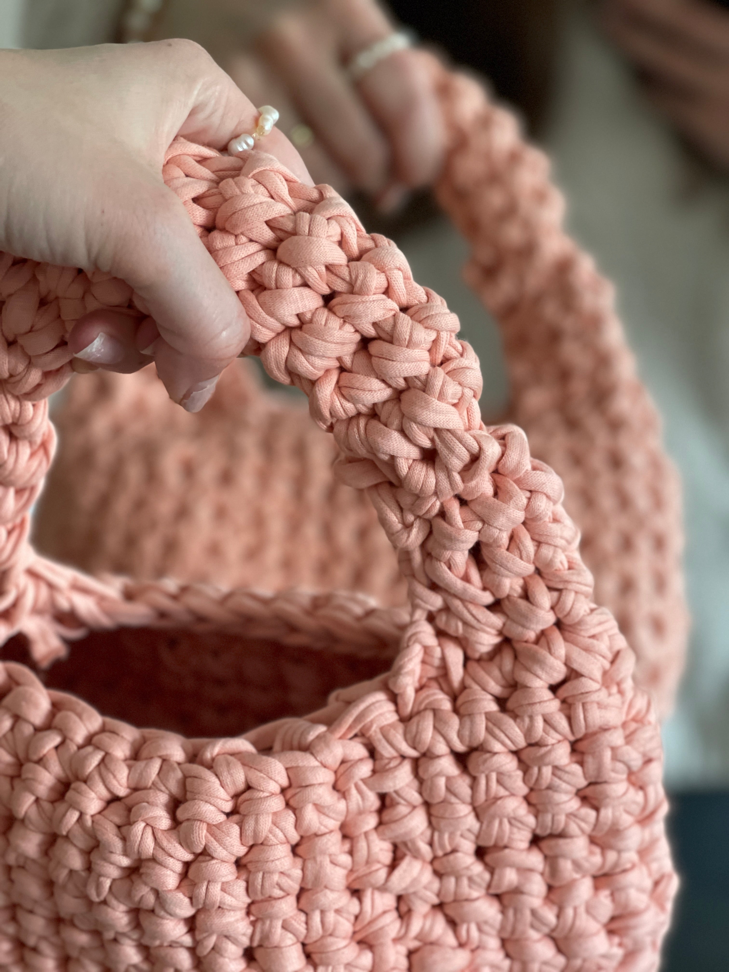 Exklusive gehäkelte Schultertasche in Rosa – nachhaltig handgefertigt, perfekt als modisches Accessoire für Alltag, Strand oder besondere Anlässe.