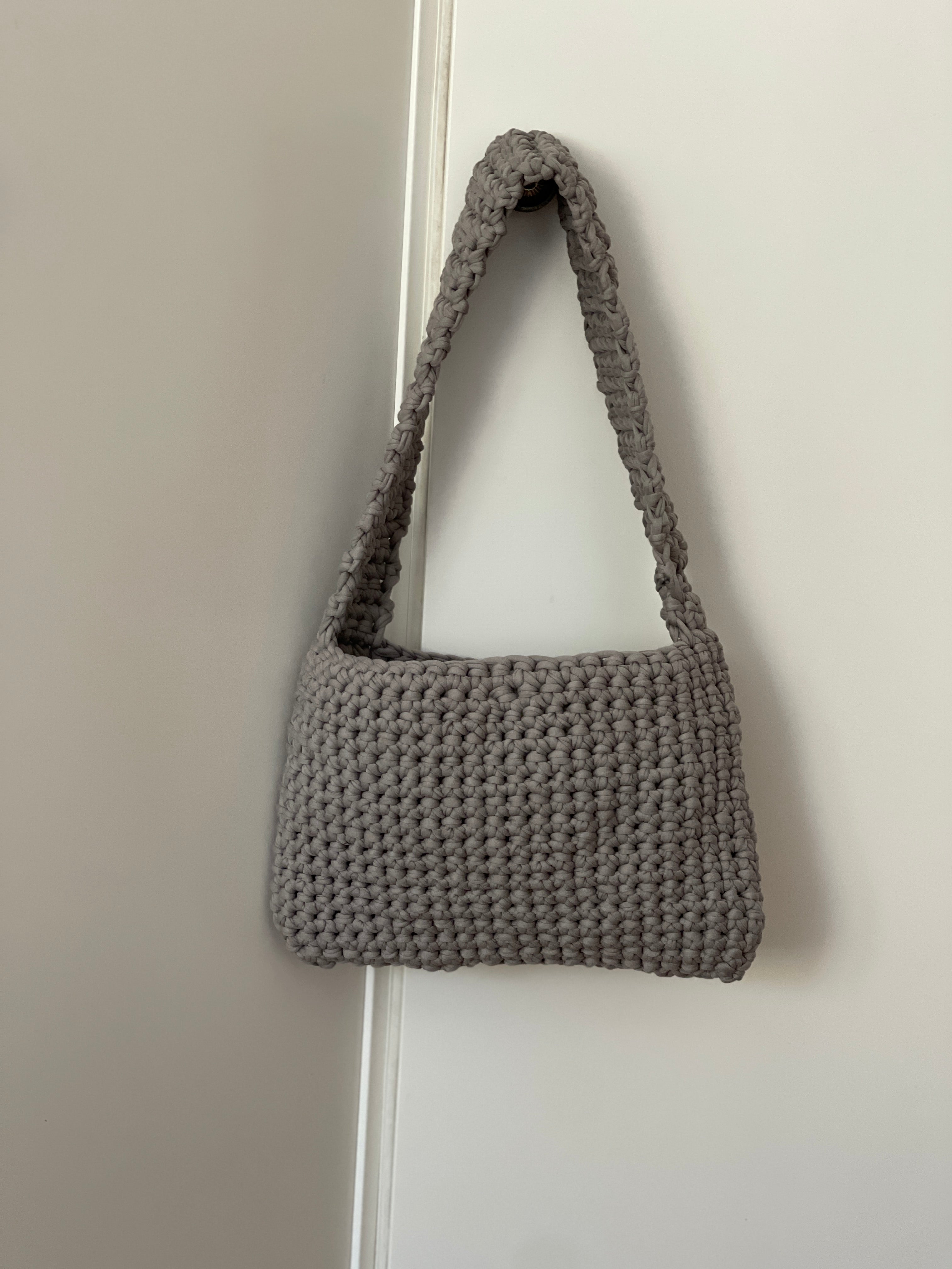 Nachhaltige Häkeltasche in Grau aus recyceltem T-Shirt-Garn – Handtasche fair produziert