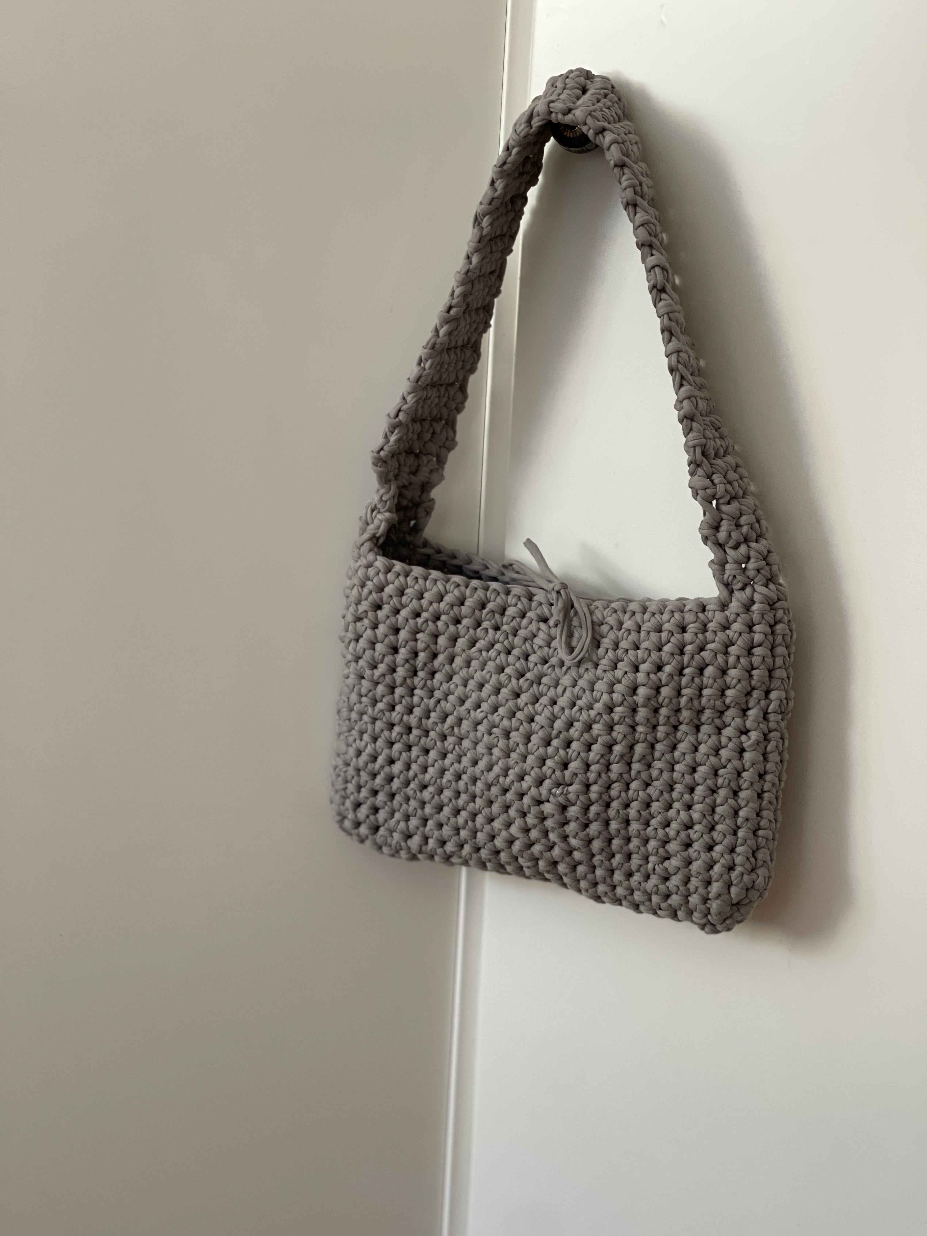 Graue Häkeltasche für Alltag und Freizeit – handgefertigte Damentasche aus T-Shirt-Garn