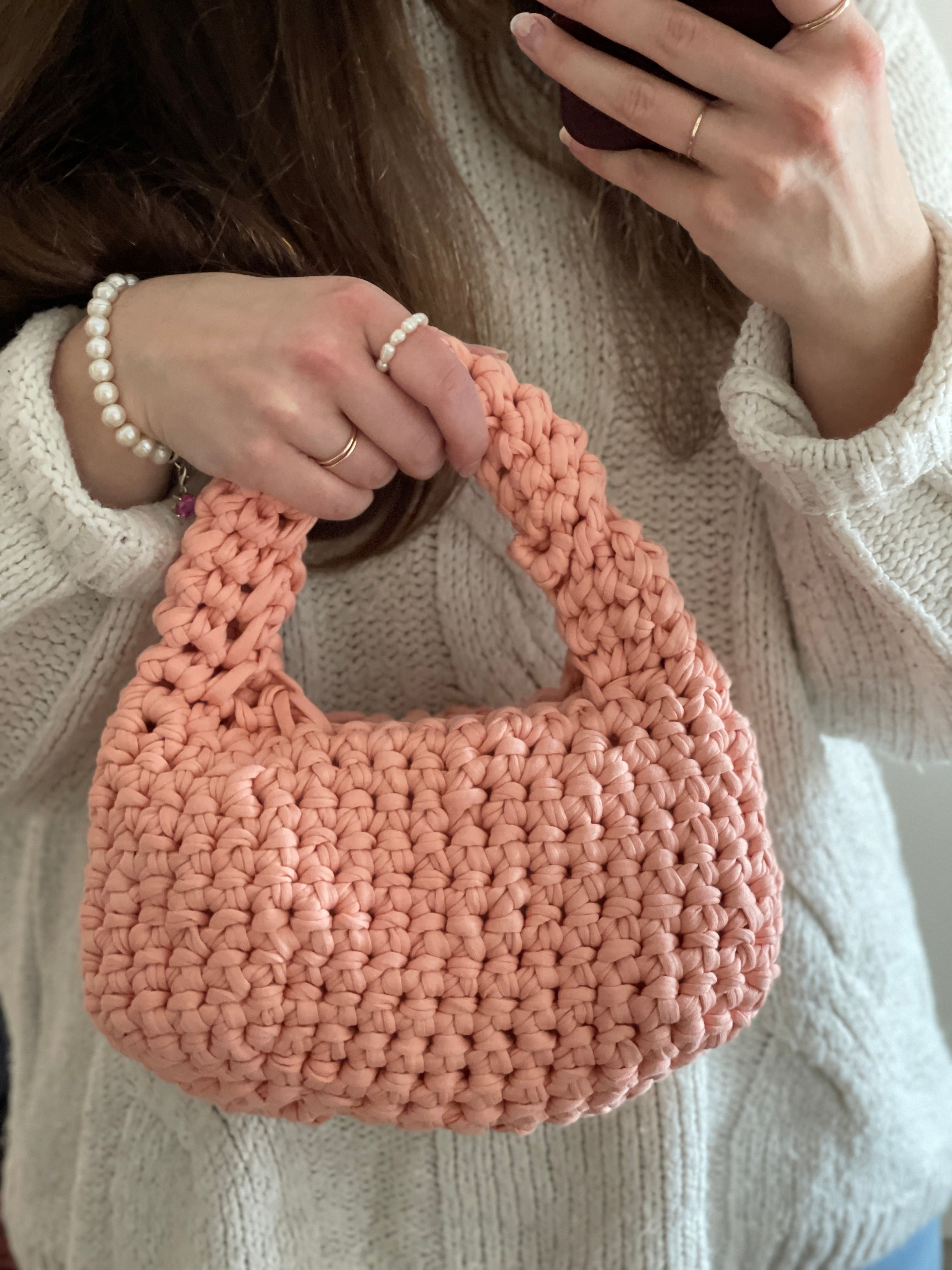 Exklusive gehäkelte Schultertasche in Rosa – nachhaltig handgefertigt, perfekt als modisches Accessoire für Alltag, Strand oder besondere Anlässe.