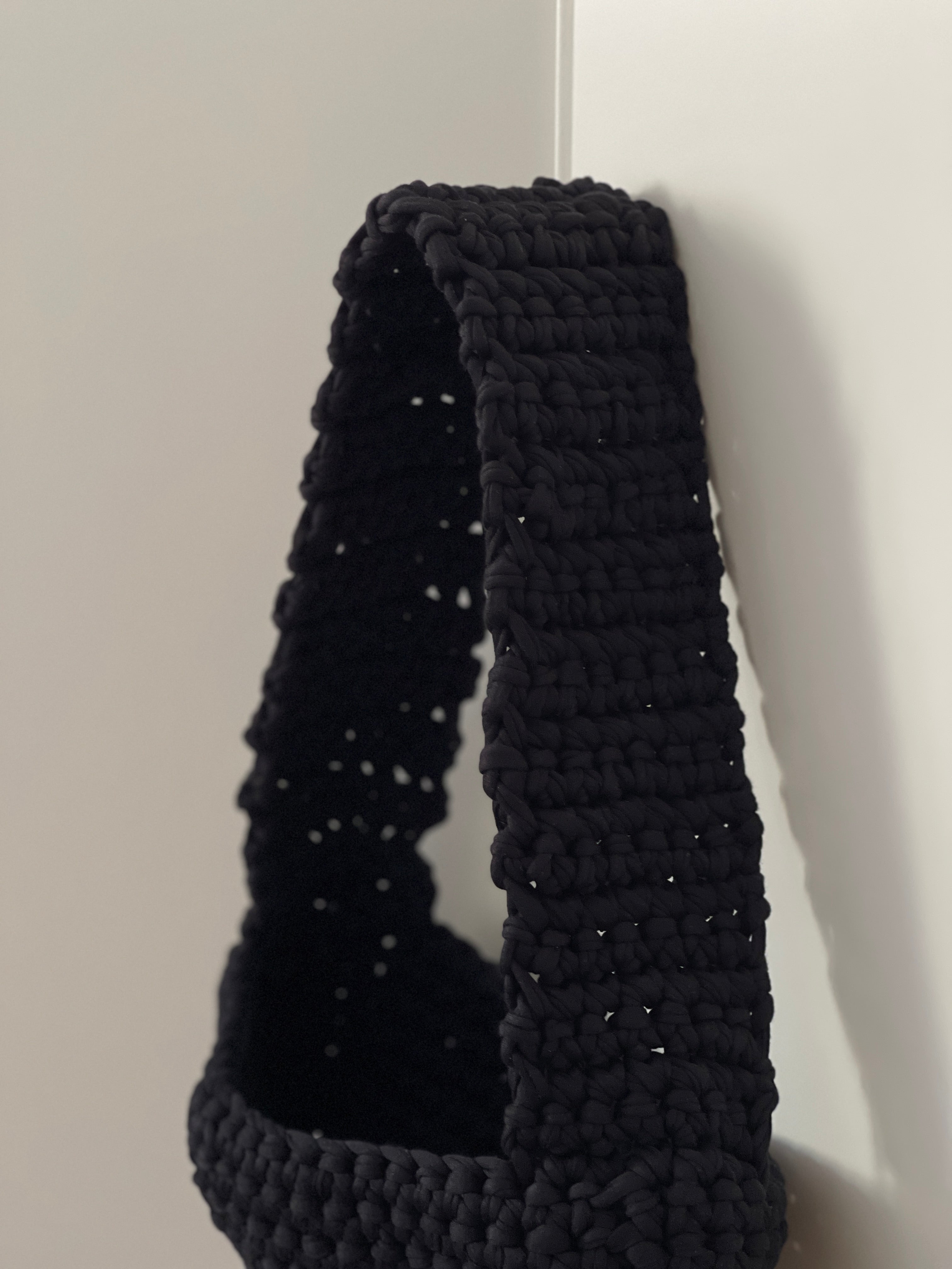 Struktur der handgemachten schwarzen Häkeltasche – fair produziert aus recyceltem Garn