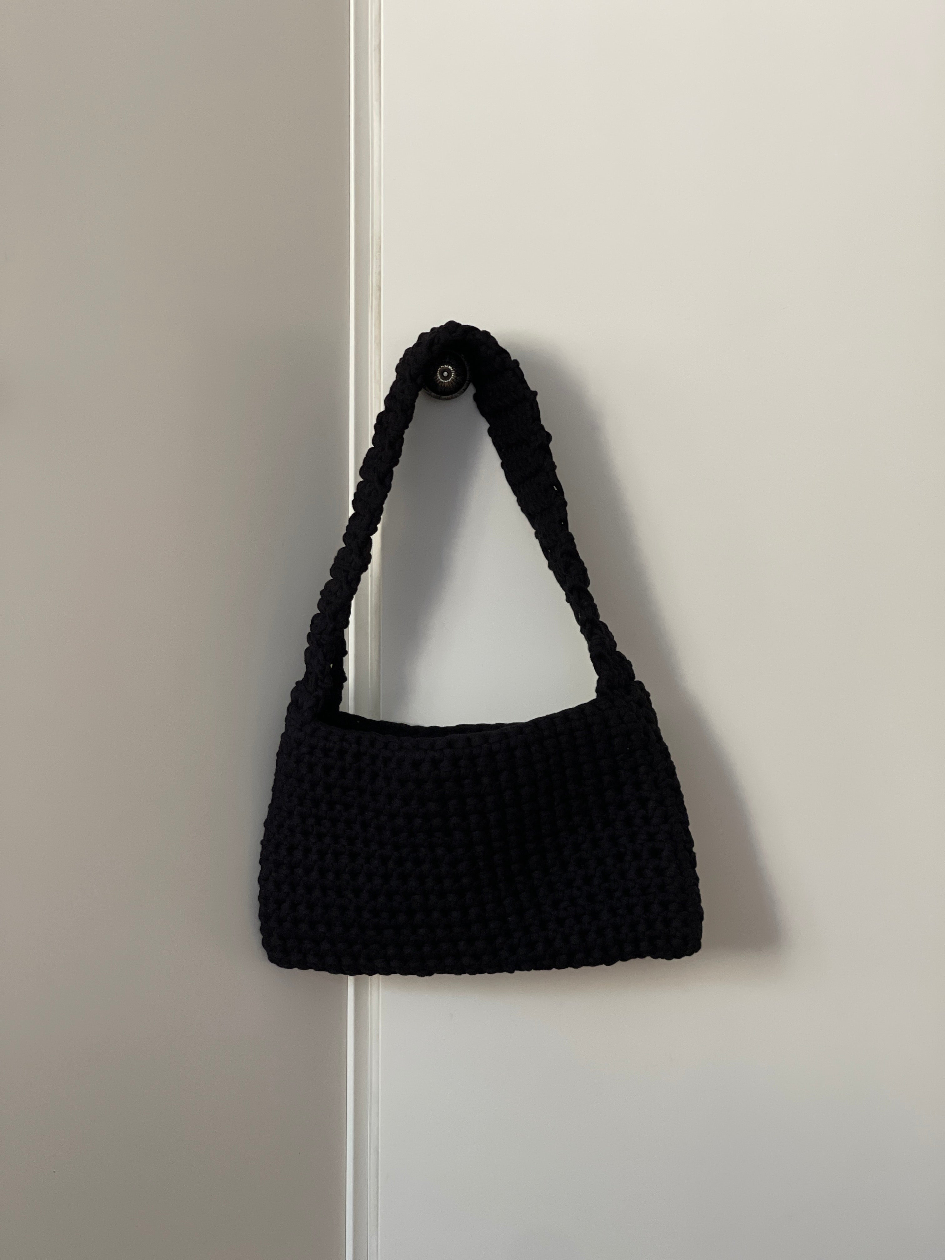 Schwarze Häkeltasche für Alltag und Freizeit – handgefertigte Damentasche aus T-Shirt-Garn