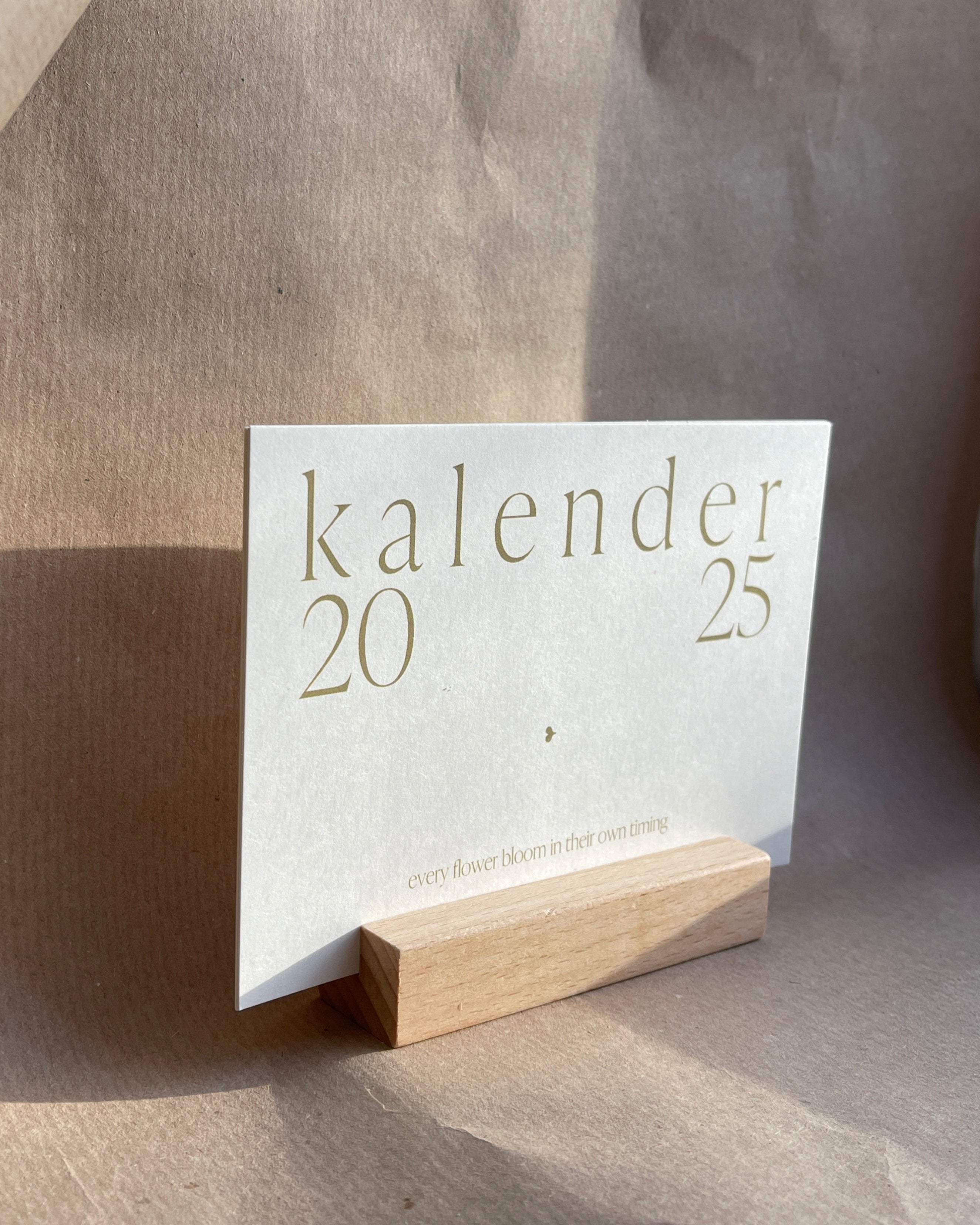 Karten Kalender 2025 Tischkalender von Kathis Shoes, eleganter Postkartenkalender für das ganze Jahr, individuell gestaltbare Monatskarten, nachhaltig gedruckt.