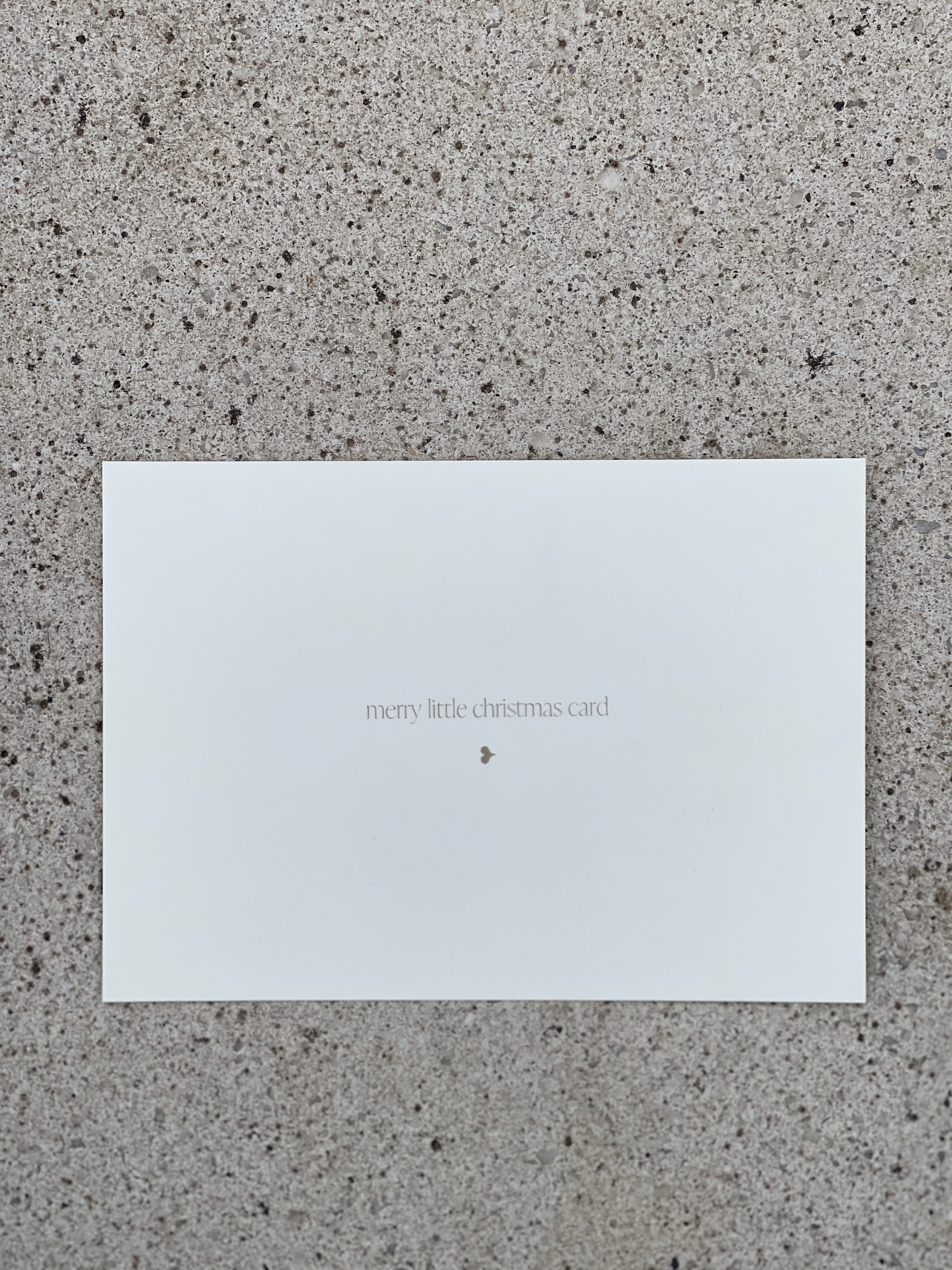 Handgemalte Weihnachtskarte 'Merry Little Christmas' im DIN A6 Format, mit festlichem Design und eleganter Schleife, ideal für persönliche Weihnachtsgrüße. Hergestellt im Kathis Atelier.