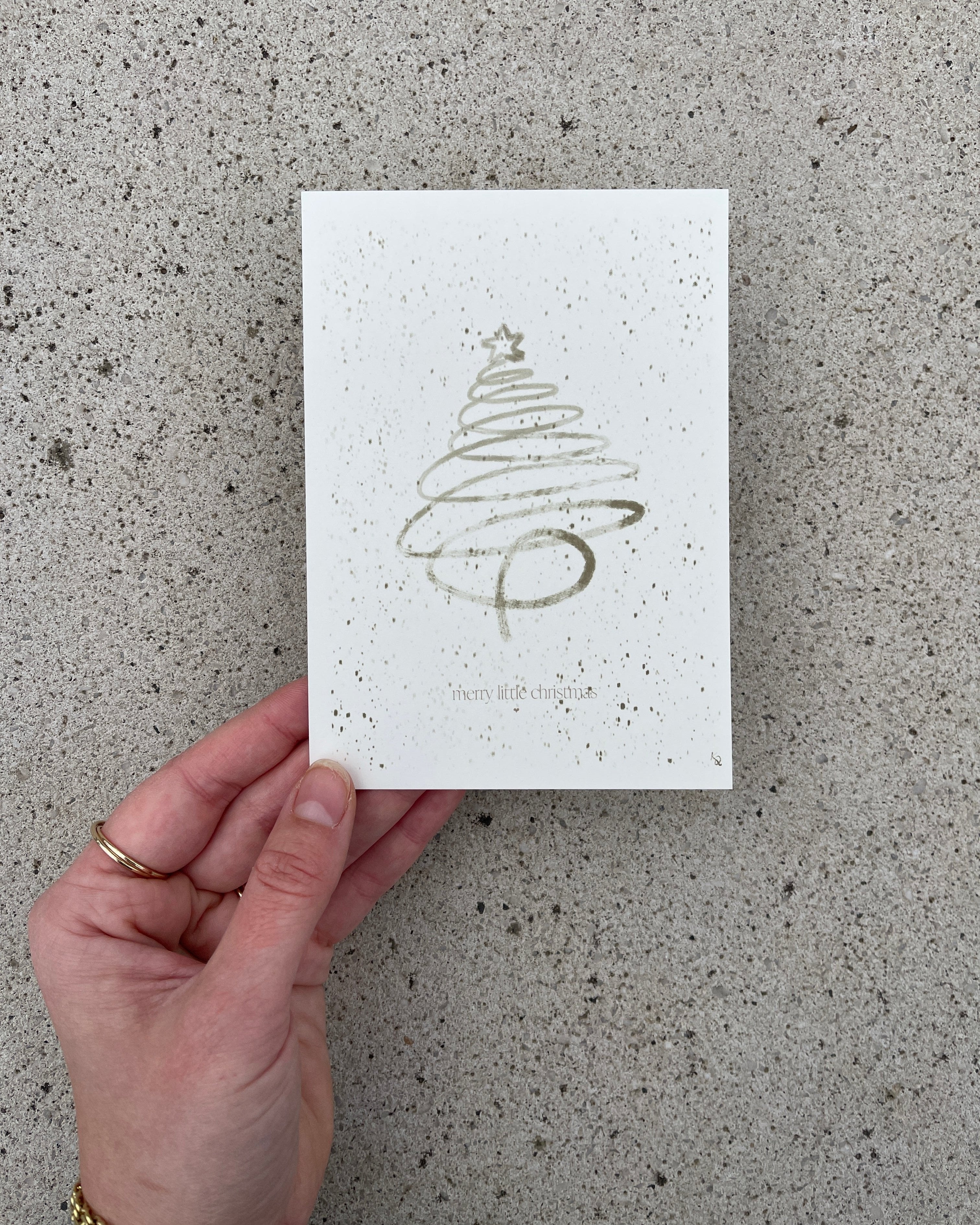 "Handgefertigte Weihnachtskarte 'Merry Little Christmas' im DIN-A6-Format, gestaltet auf hochwertigem Papier mit festlichem, minimalistischem Design."
