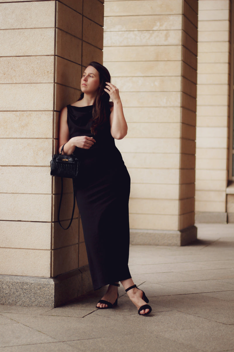 Tragebild im schwarzen Kleid der No.03 Sandalette in Schwarz