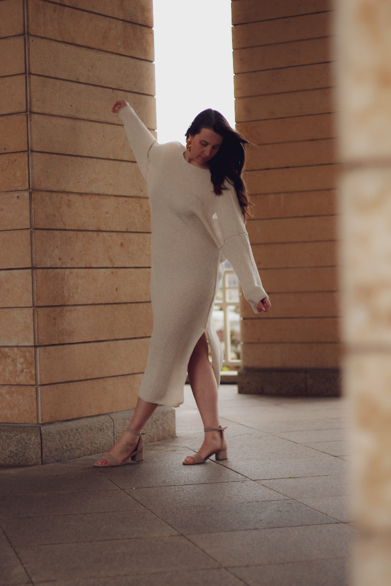 Tragebild im schwarzen Kleid der No.03 Sandalette in taupe