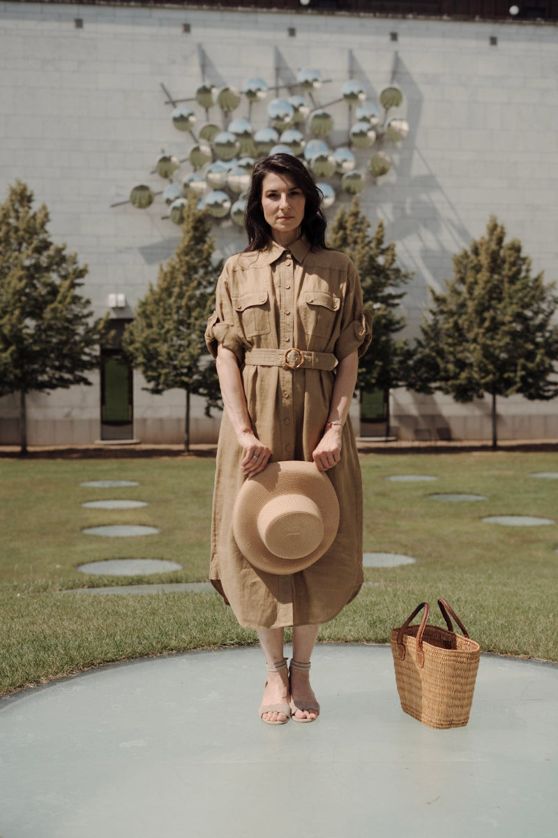 Tragebild im beidem Kleid der No.034Sandalette in taupe