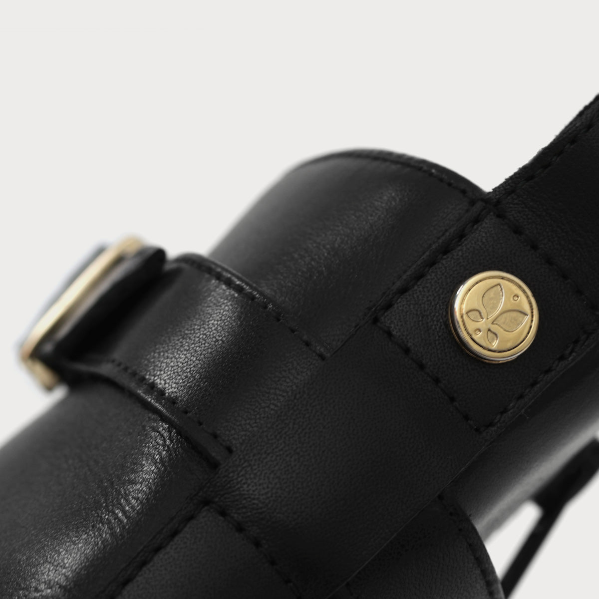 Detailaufnahme des No.02 Schnürboots mit Logo