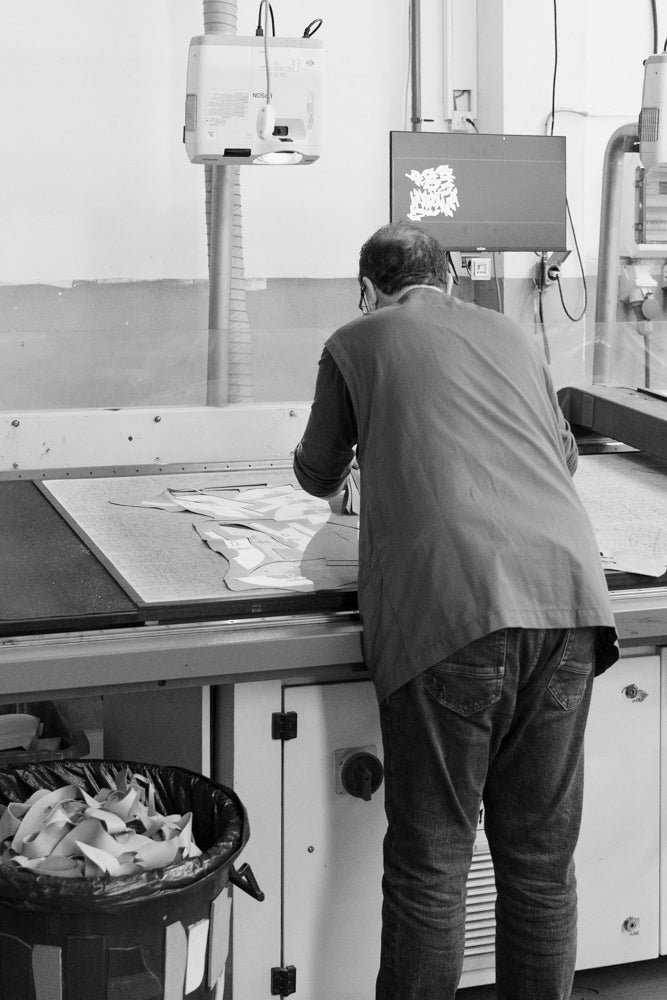 Zuschneiden von hochwertigem Leder in der Schuhproduktion von Kathis Shoes in Portugal