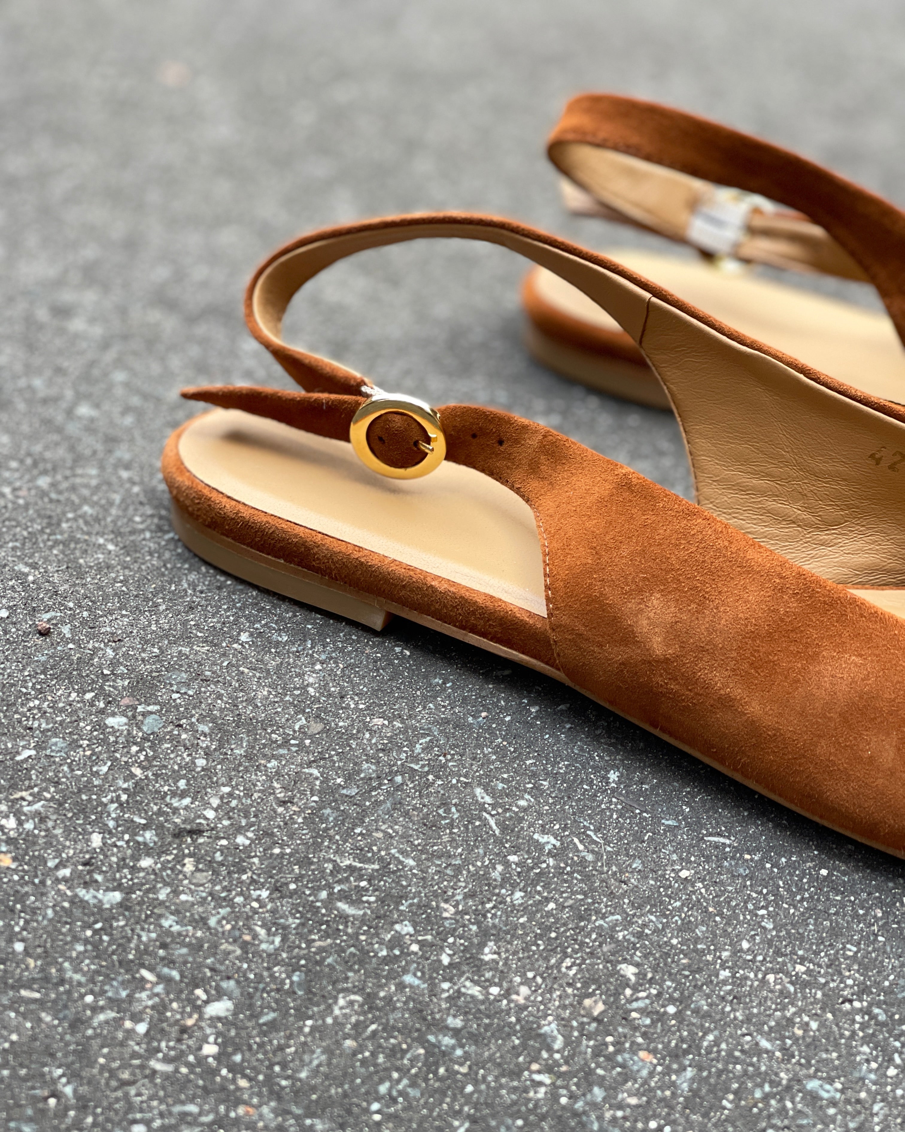Detailansicht cognacfarbene Slingback Ballerinas Leder große Schuhgrößen