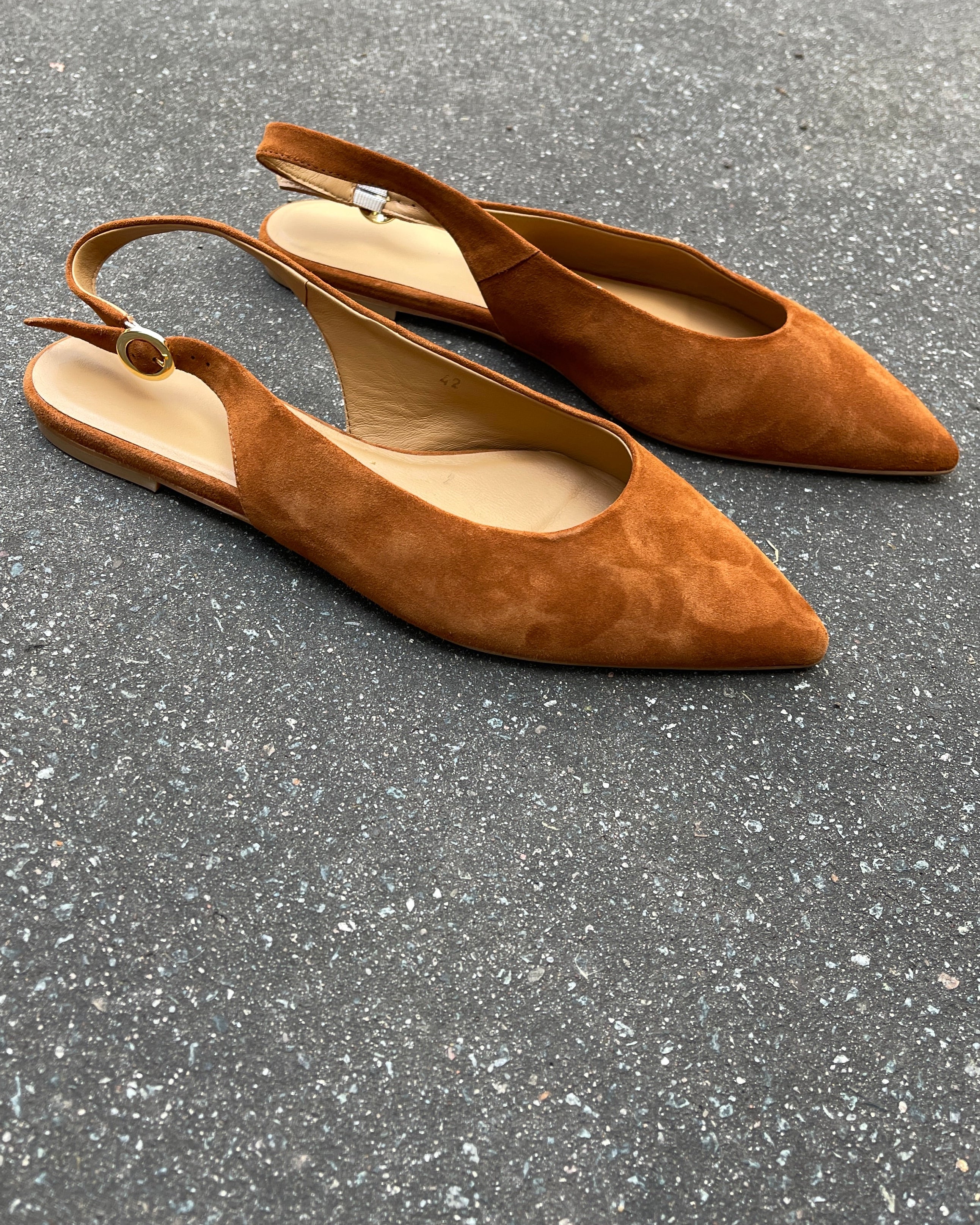 lingback Ballerinas Cognac Seitenprofil elegante Form offene Ferse