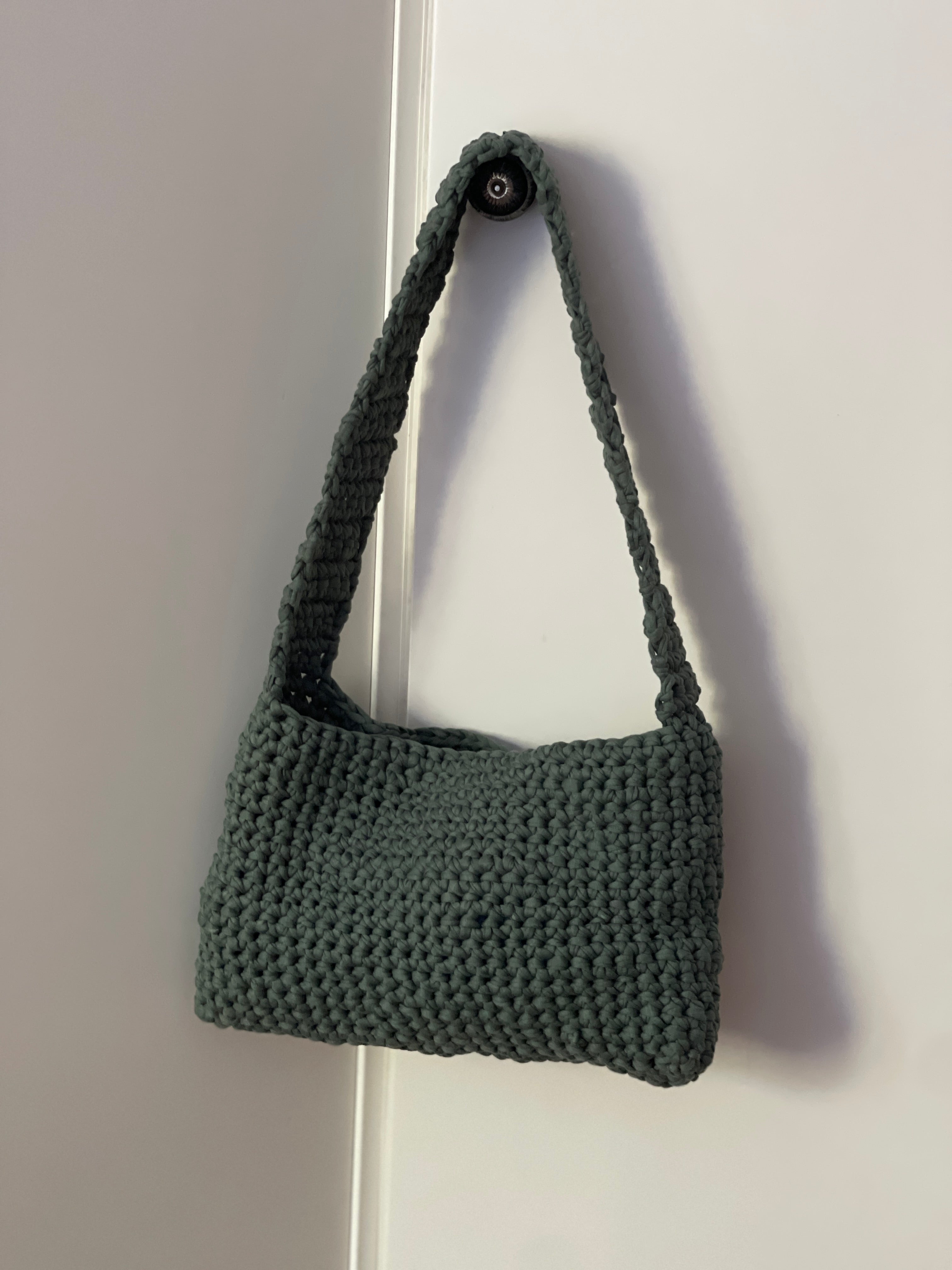 Handtasche gehäkelt in Mintgrün – nachhaltige, handgefertigte Häkeltasche mit breitem Schulterriemen