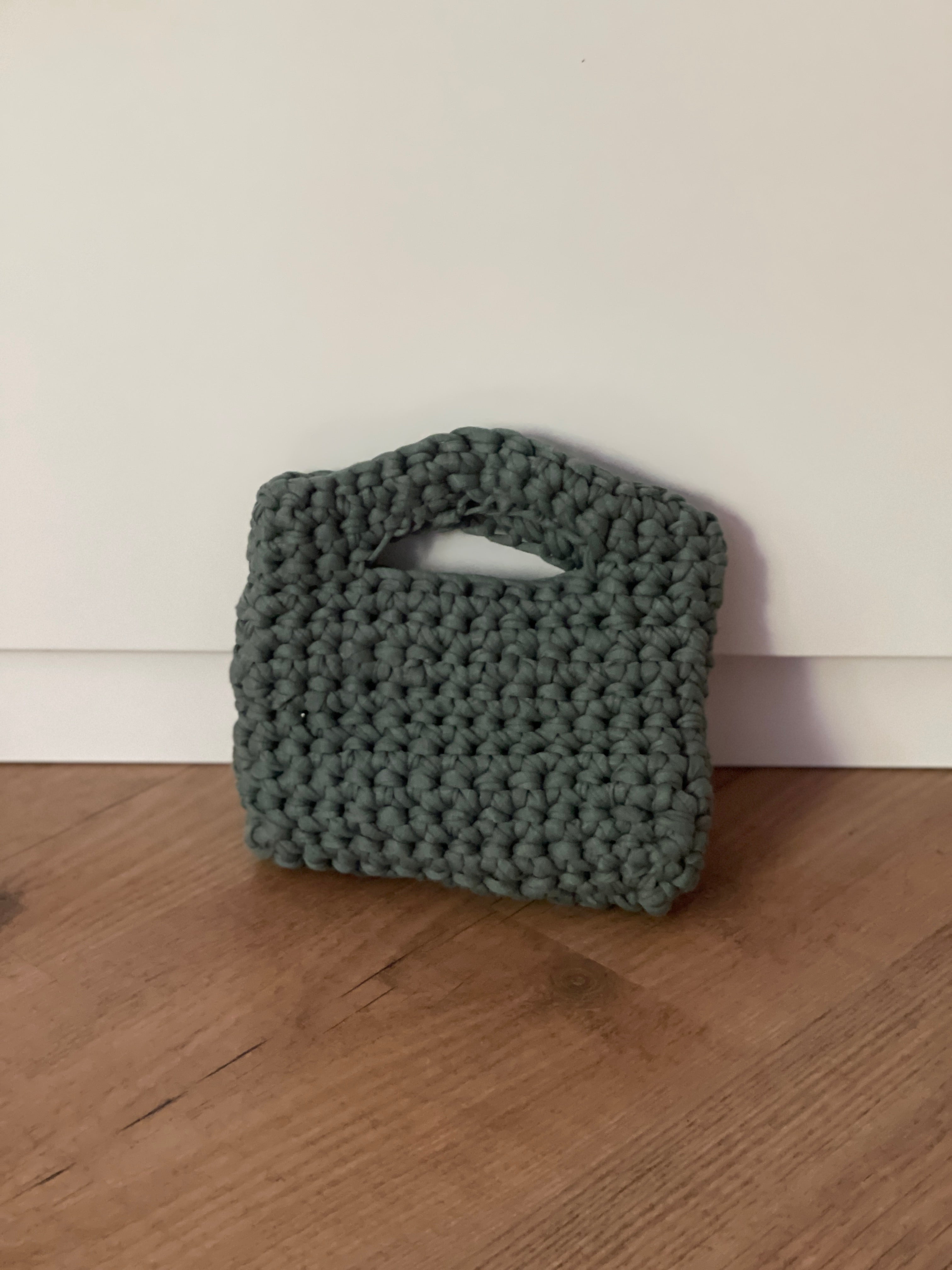 Kleine gehäkelte Handtasche in Mintgrün – handgefertigt aus nachhaltigem T-Shirt-Garn