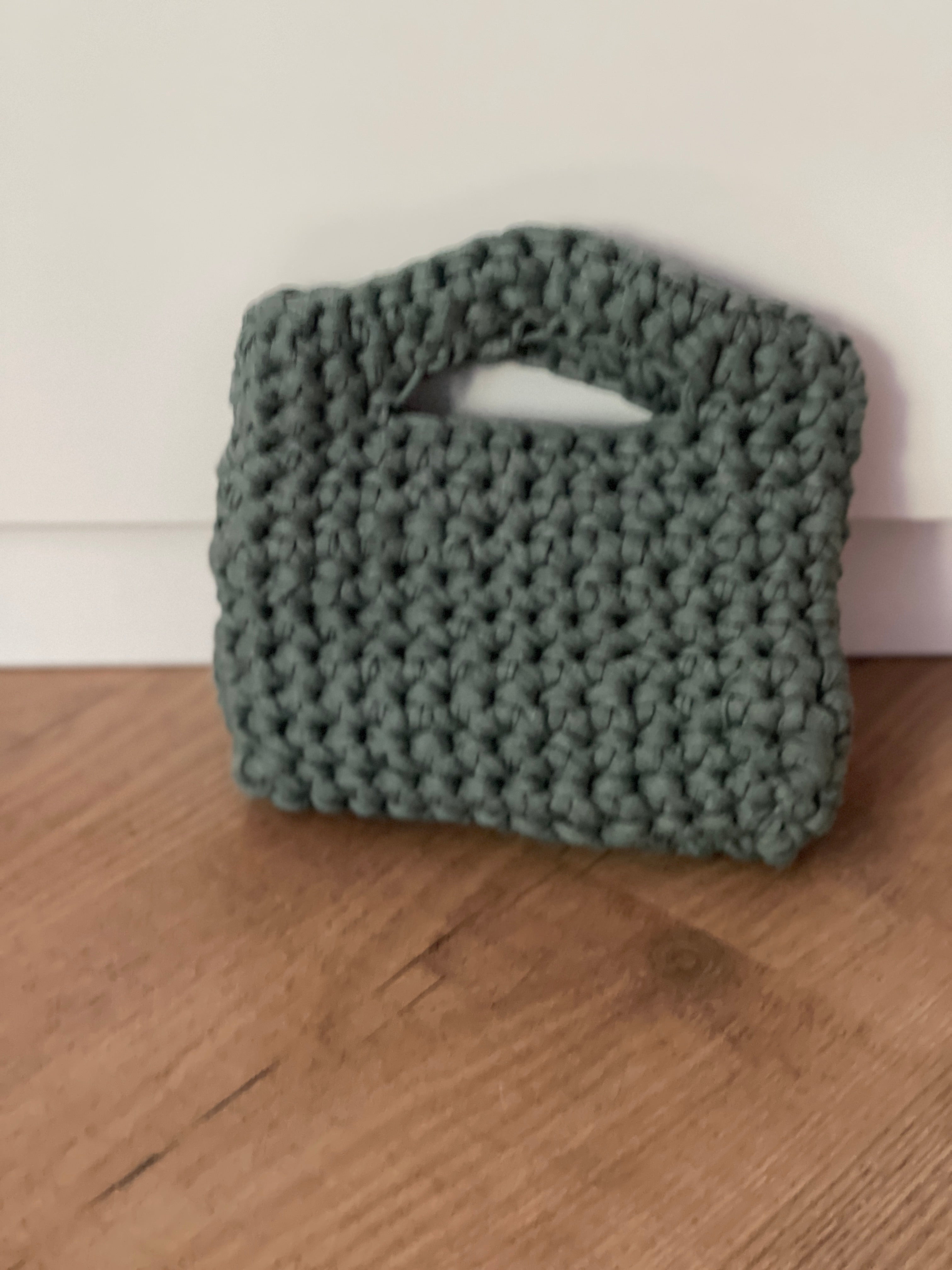 Mini-Häkeltasche in Mintgrün – handgemachtes Accessoire im minimalistischen Stil