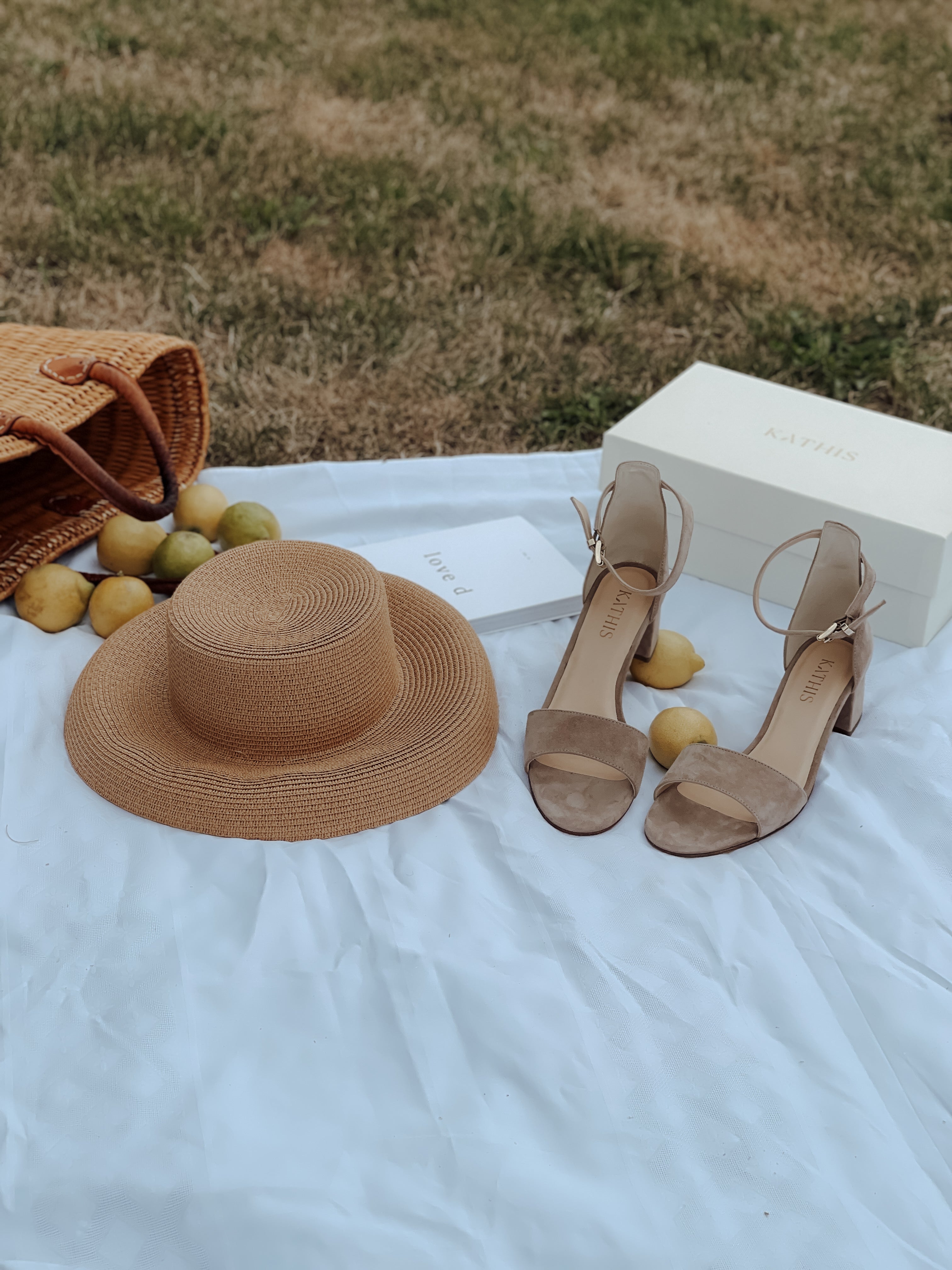 Sandalen in Übergröße von Kathis shoes in italienischem Flair auf einer Picknickdecke mit Zitronen und Hut