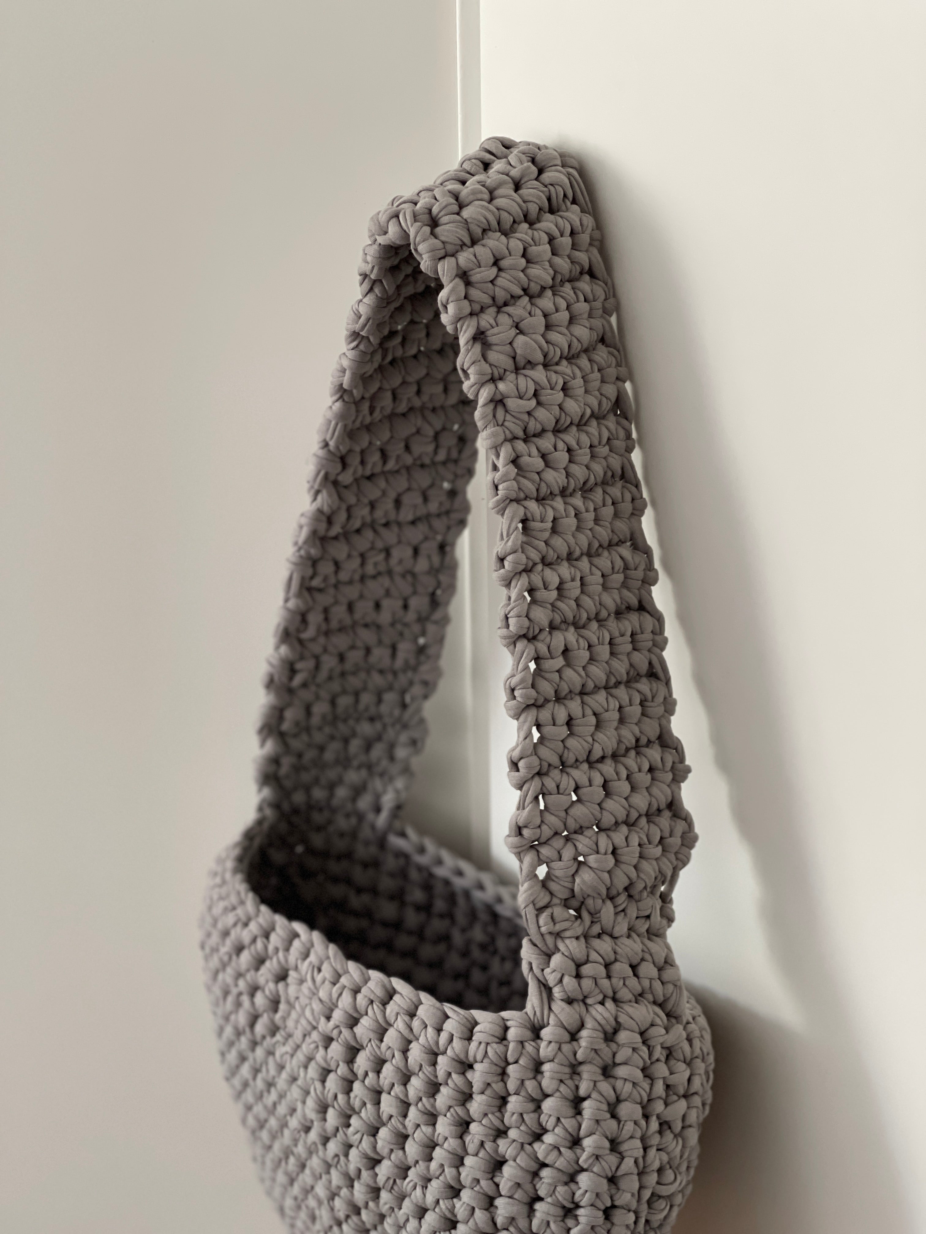 Graue Häkeltasche aus T-Shirt-Garn – handgemachte Umhängetasche von Kathis Shoes