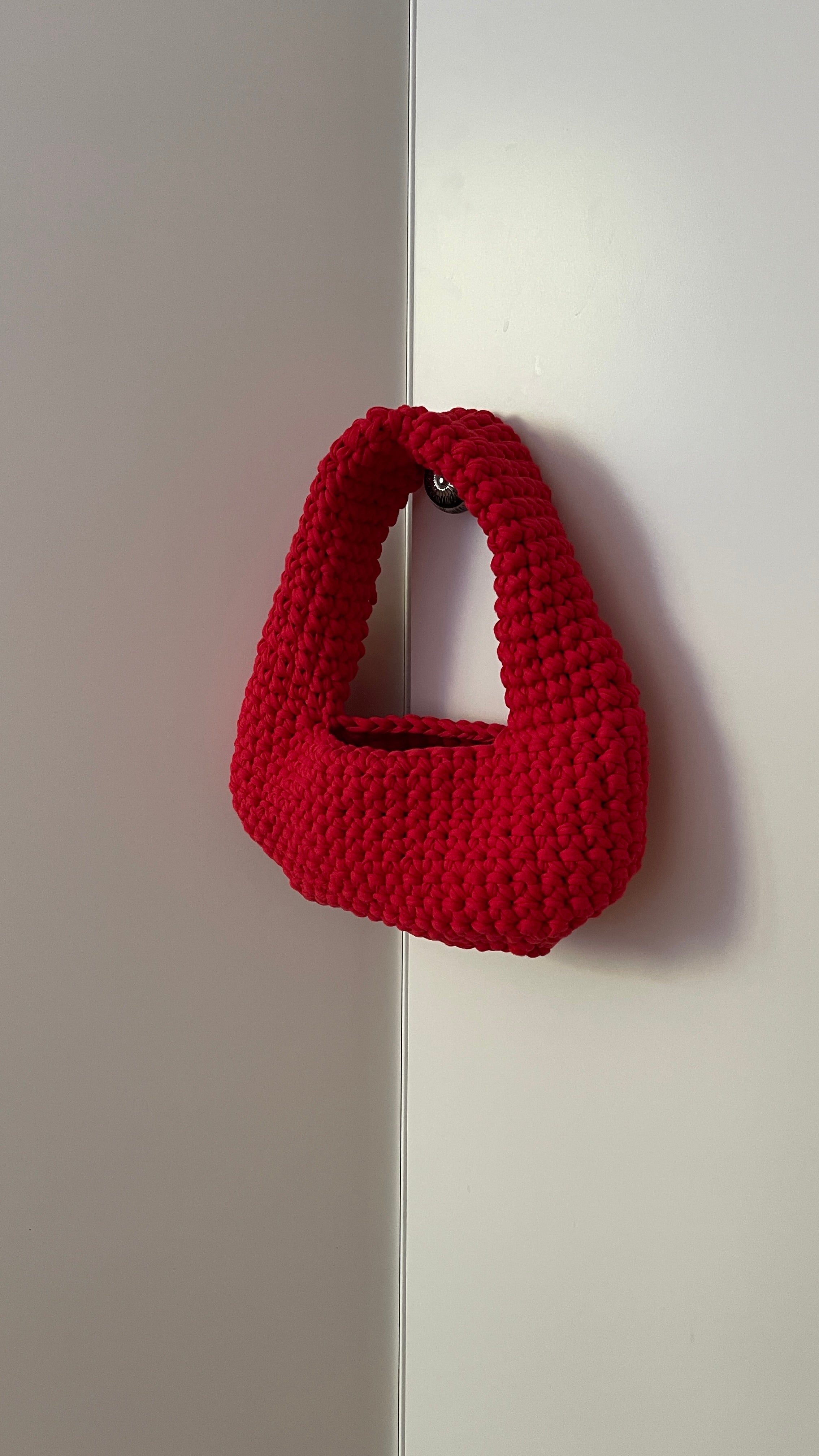 Haekeltasche rot Sommertasche Kathis shoes Produktfoto aus T-shirt yarn
