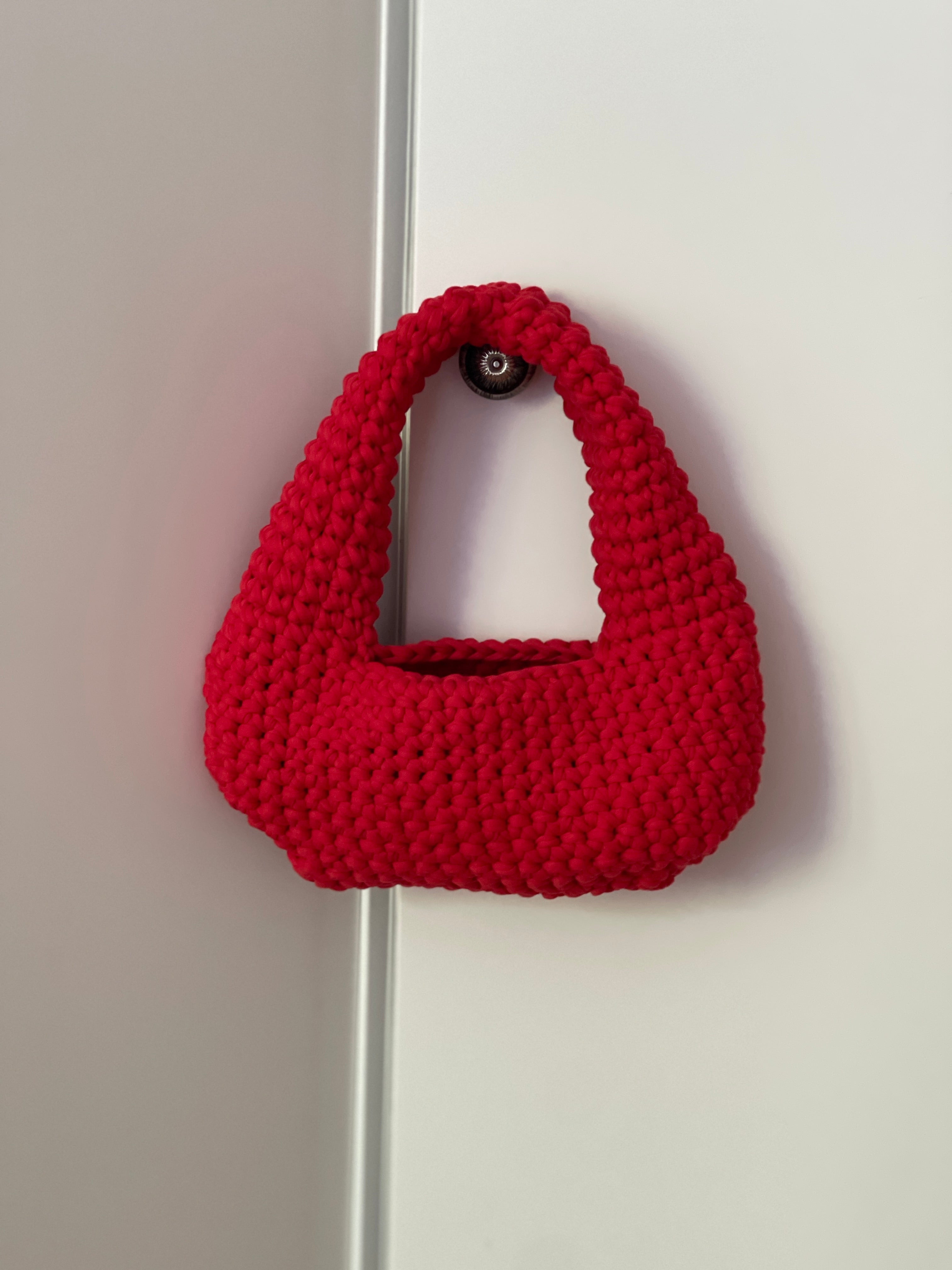 Haekeltasche rot Produktbild als super hangemachte gehaekelte Sommertasche