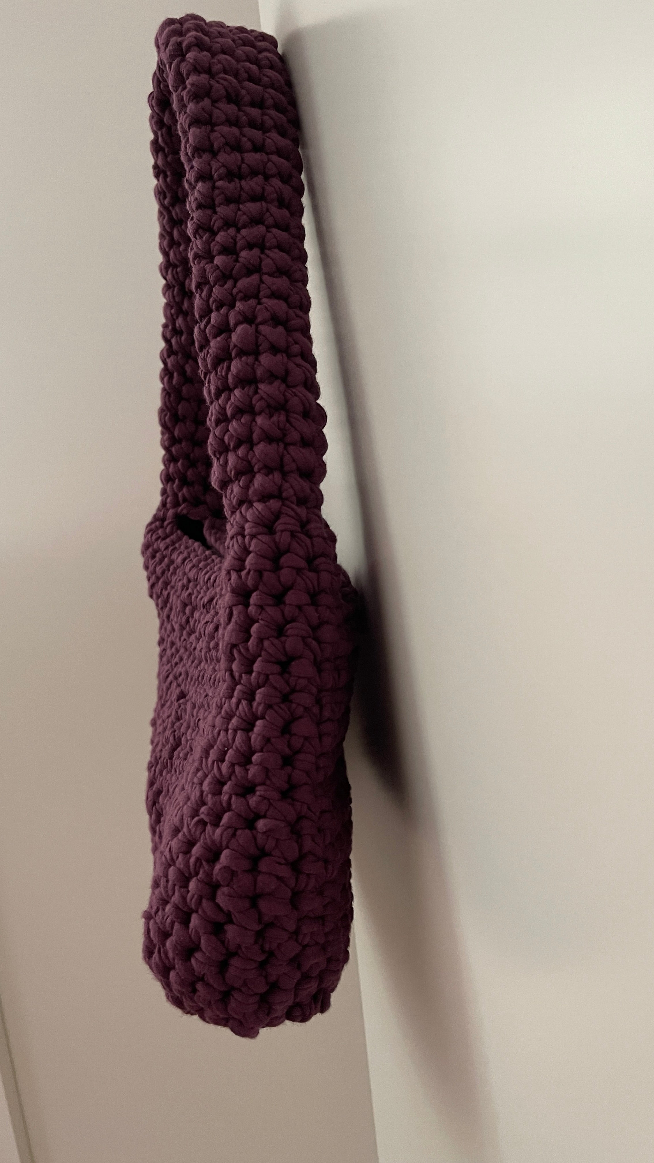 Häkeltasche lila Seitenansicht