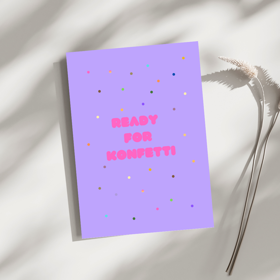 Lila Geburtstagskarte mit bunten Konfettipunkten. In der Mitte steht in pinker, verspielter Schrift der Text „READY FOR KONFETTI“.