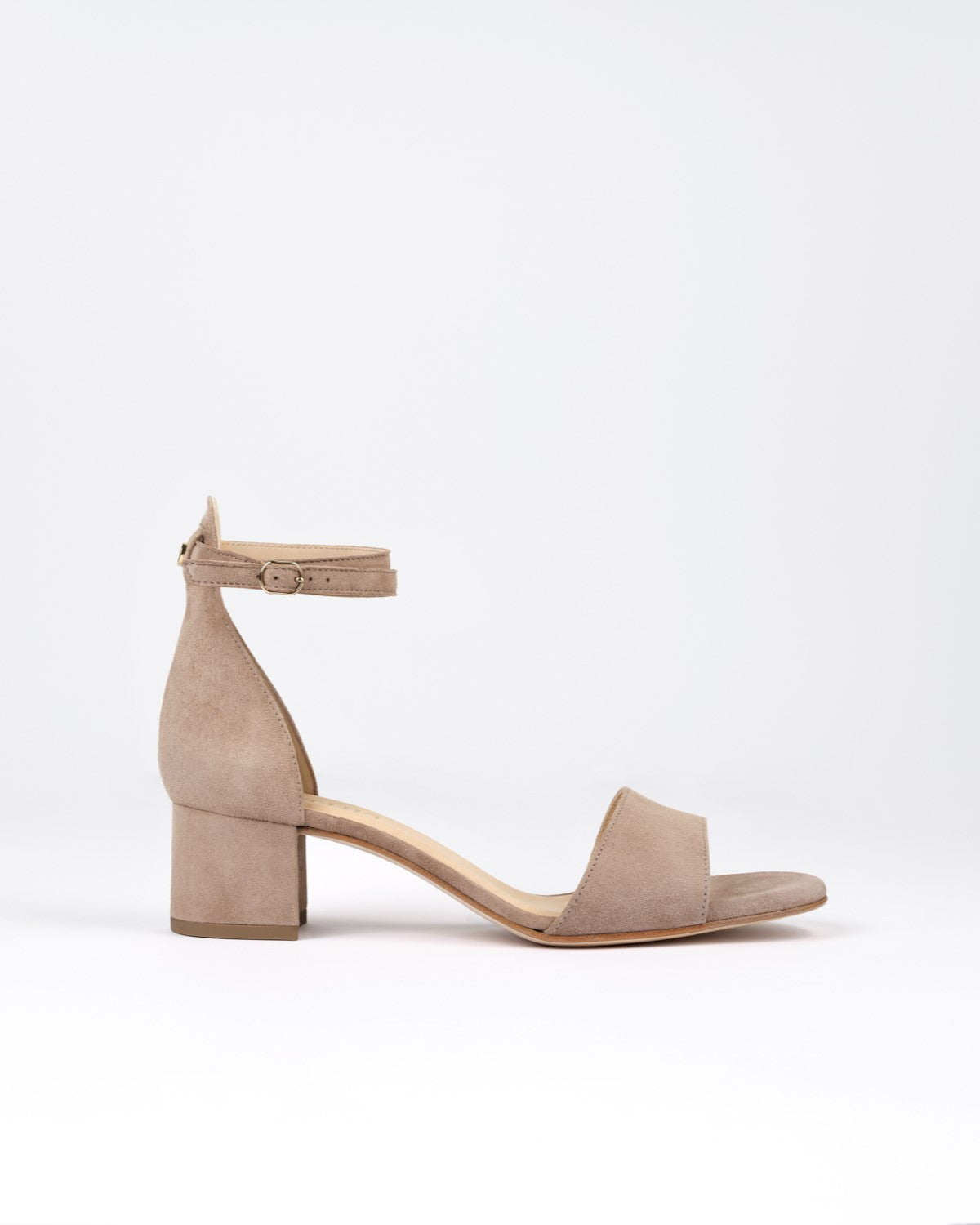 Elegante Riemchensandalen in Taupe für Damen mit Schuhgröße 42-45, handgefertigt aus echtem Leder für perfekten Tragekomfort.