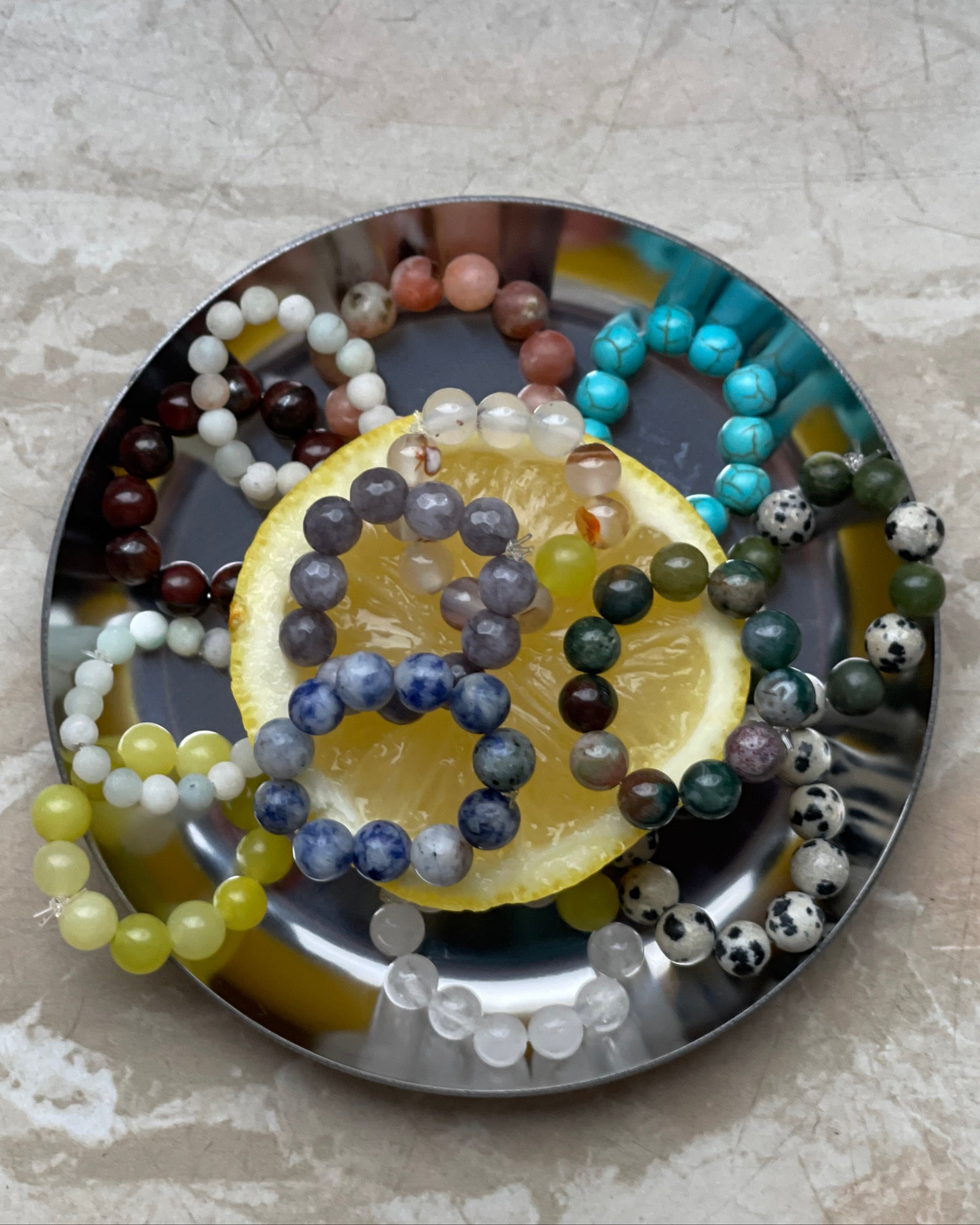 Perlenringe Chakra Energieringe. Schöner Edelsteinring aus natürlichen Perlen, handgefertigt, als hochwertiger Schmuck für Frauen oder Boho Schmuck