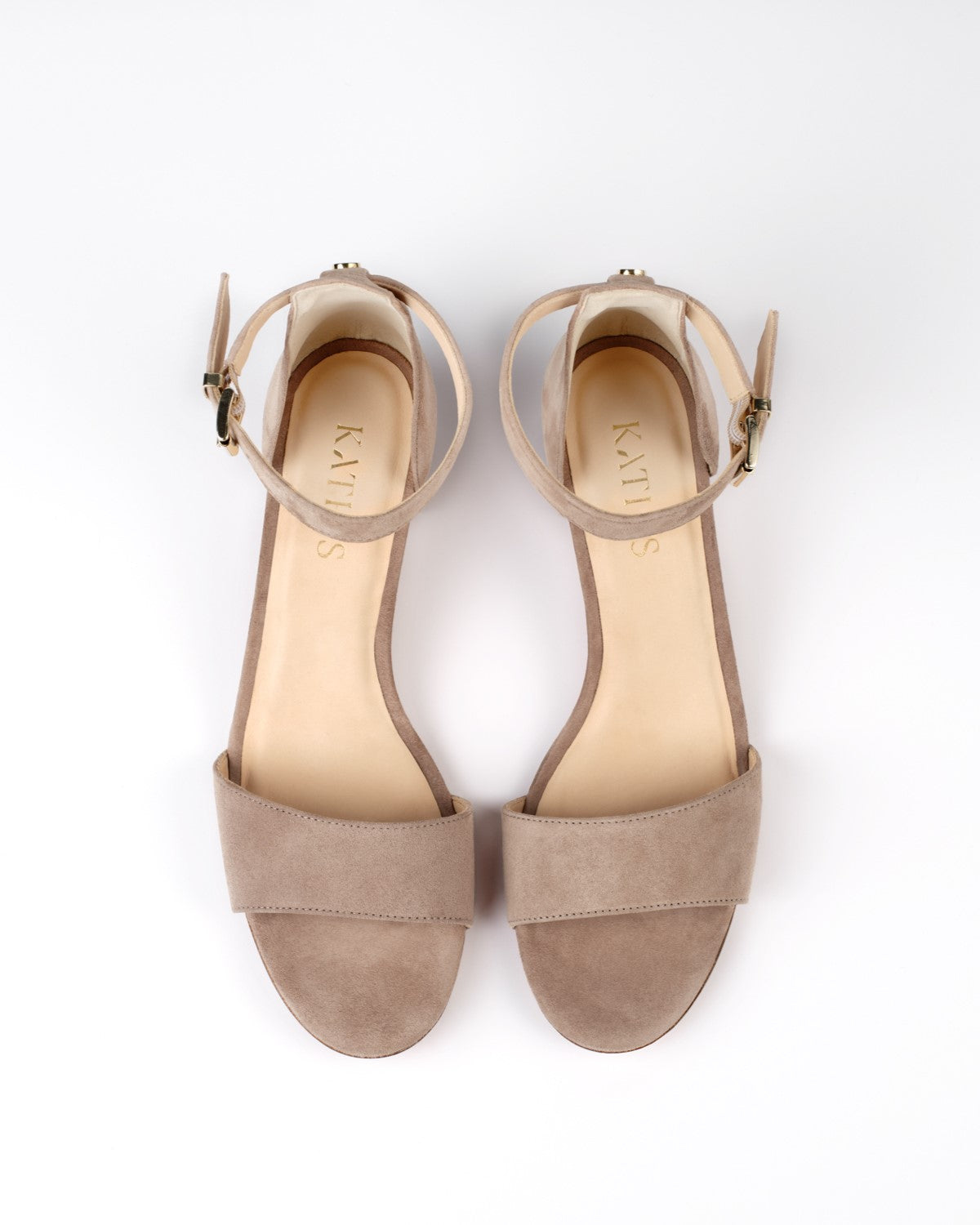 Detailaufnahme der No.03 Sandalette taupe mit Logo