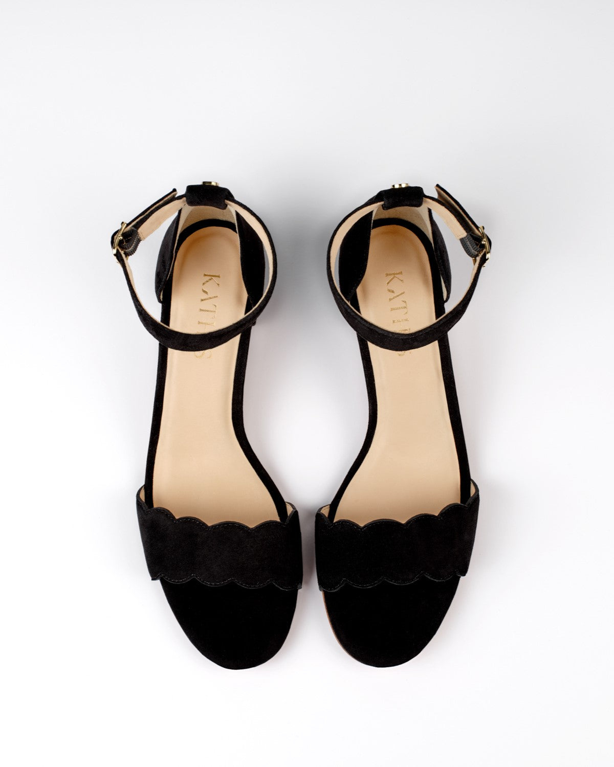 Detailaufnahme der No.04 Sandalette schwarz mit Logo