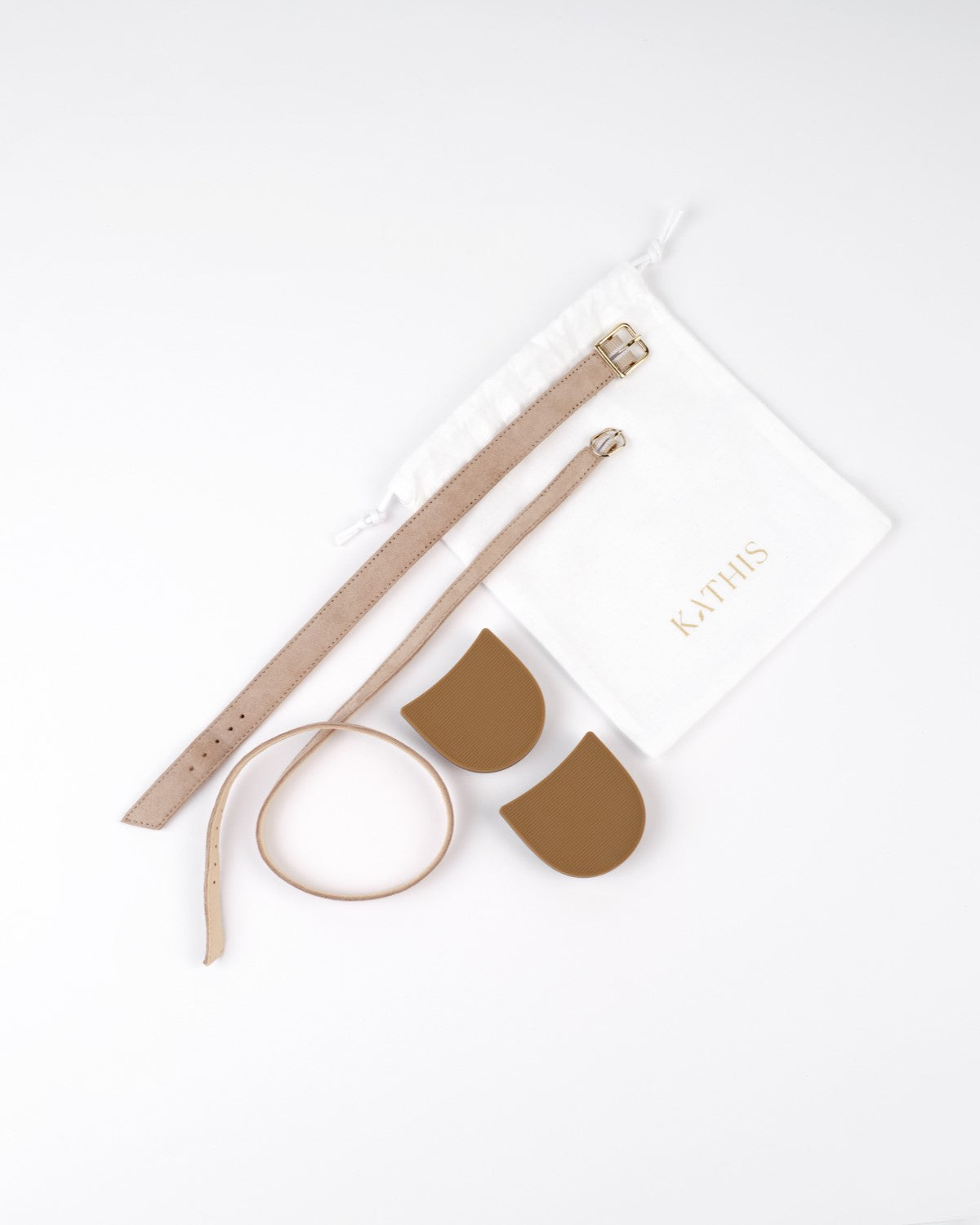 Detailaufnahme der No.04 Sandalette taupe mit Logo