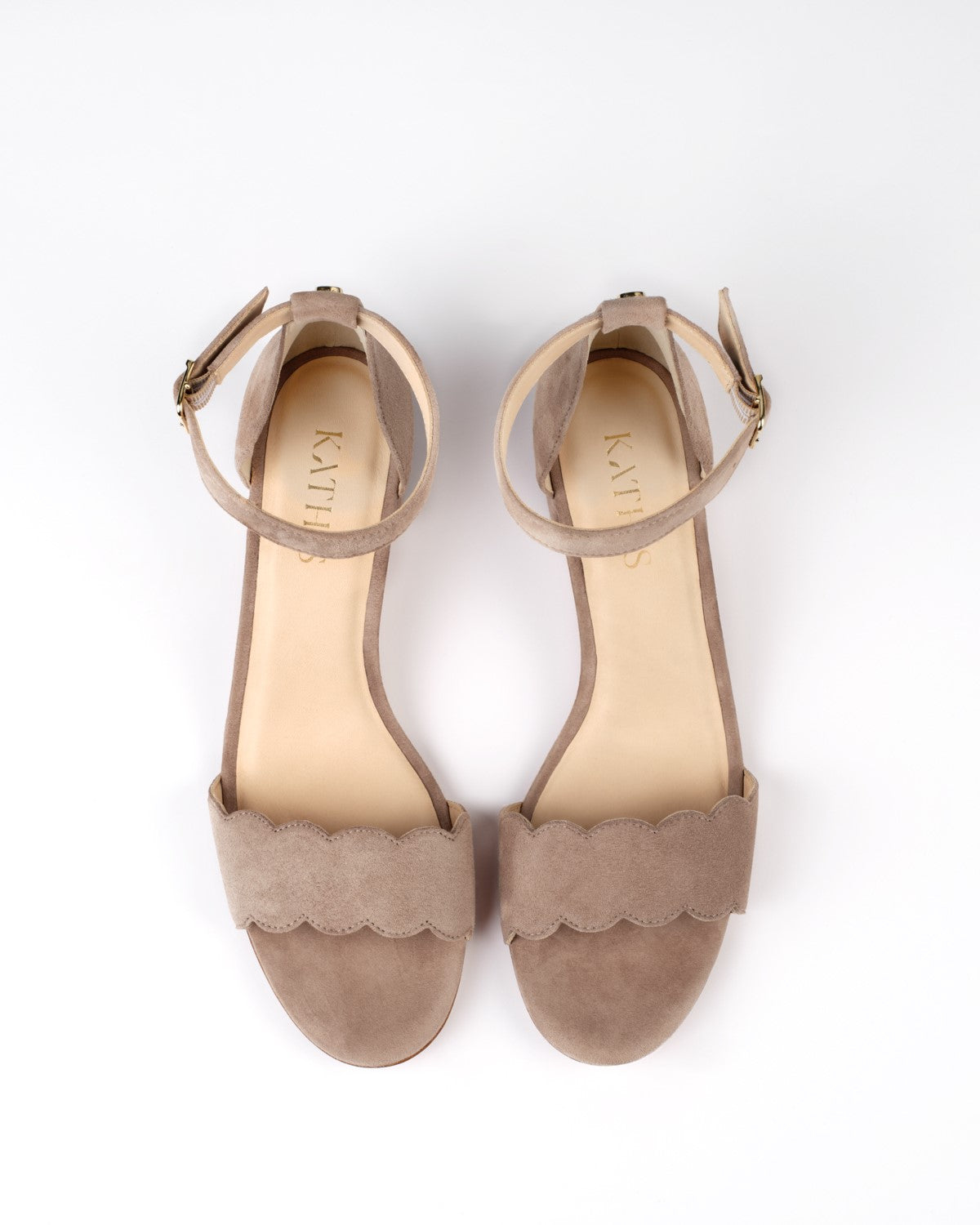 Detailaufnahme der No.04 Sandalette taupe mit Logo