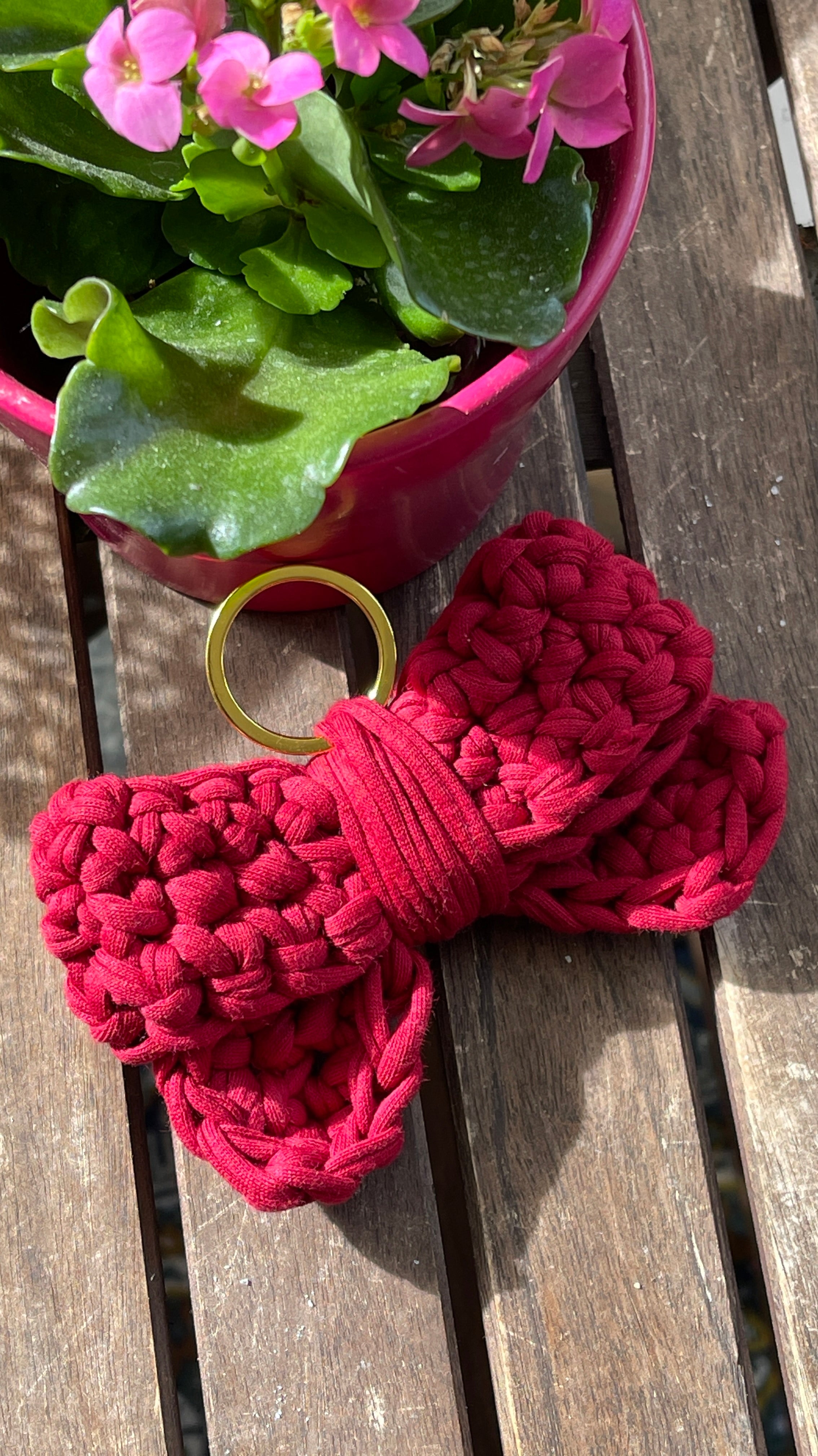 Roter Schlüsselanhänger in Schleifenform aus T-Shirt-Garn auch als Taschenanhänger ein tolles Accessoire